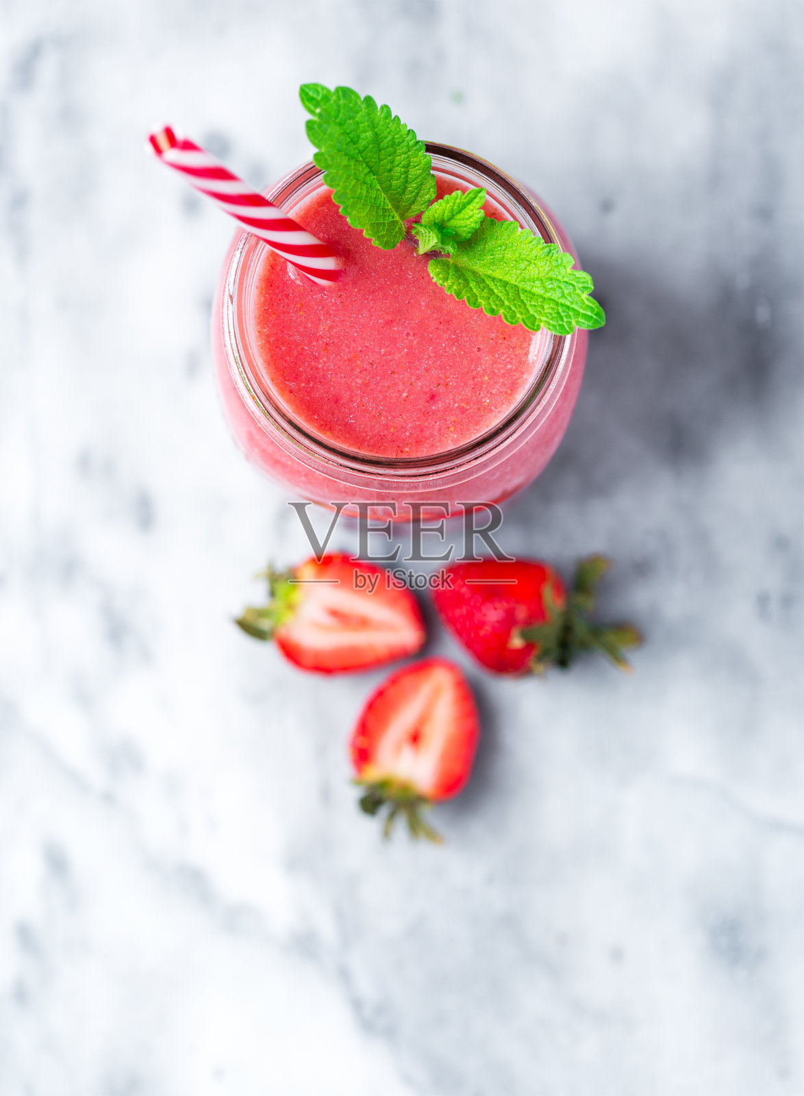 新鲜草莓冰沙配柠檬香照片摄影图片