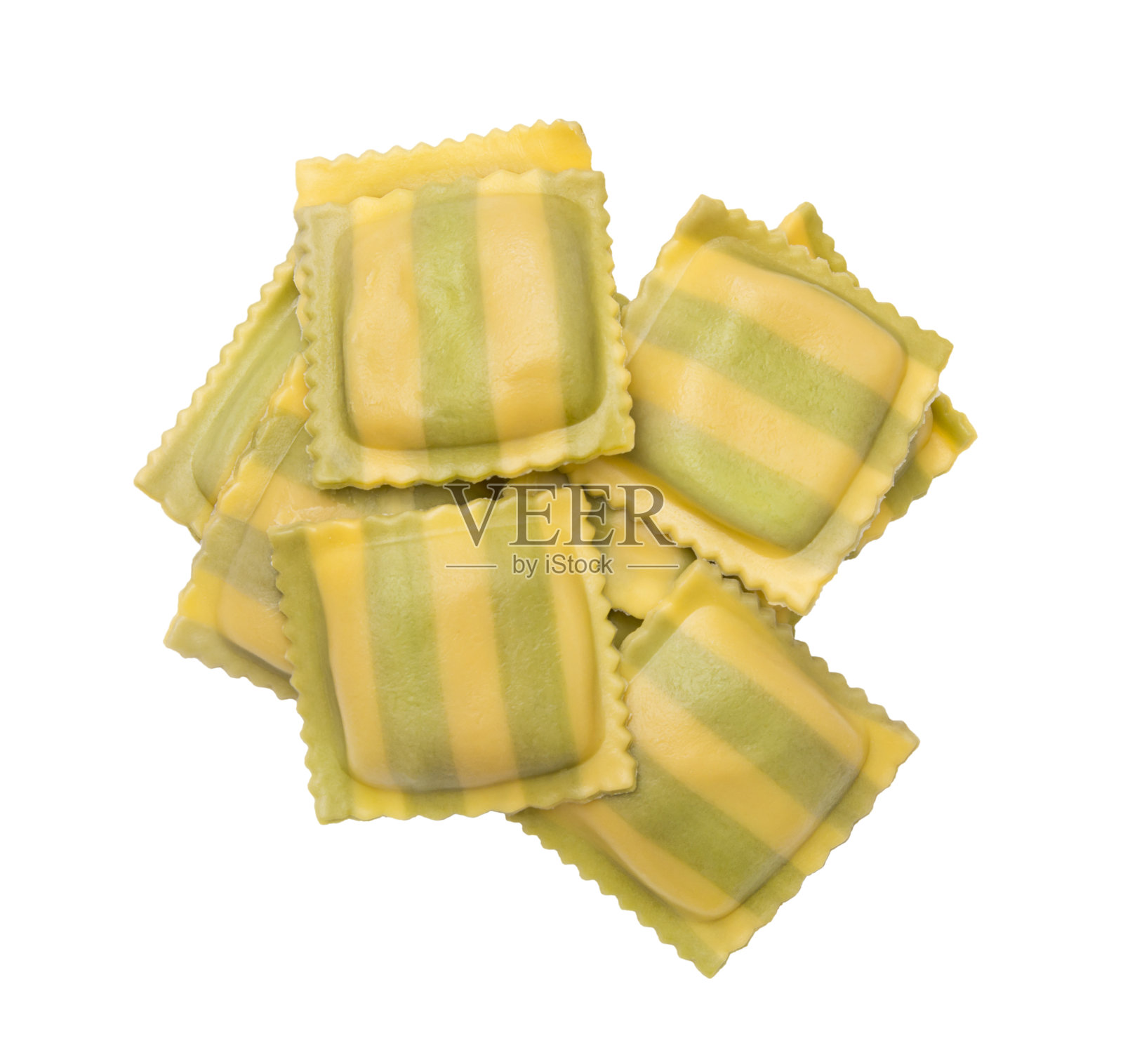 新鲜的菠菜和奶酪馄饨，白色背景照片摄影图片