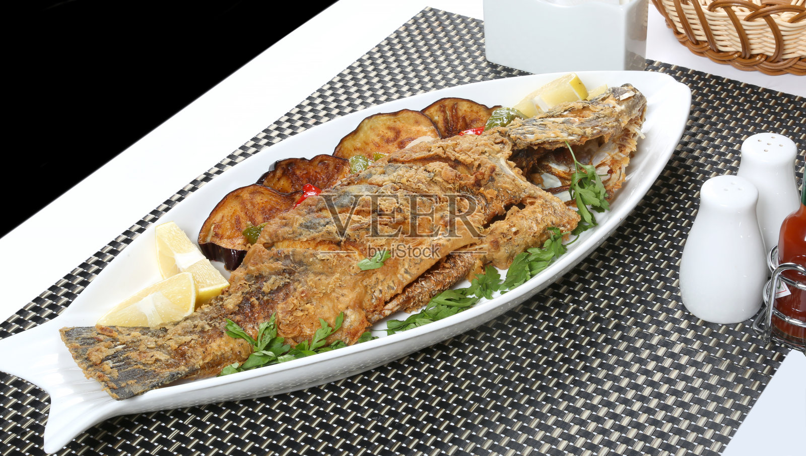 炸整条海鲈鱼照片摄影图片