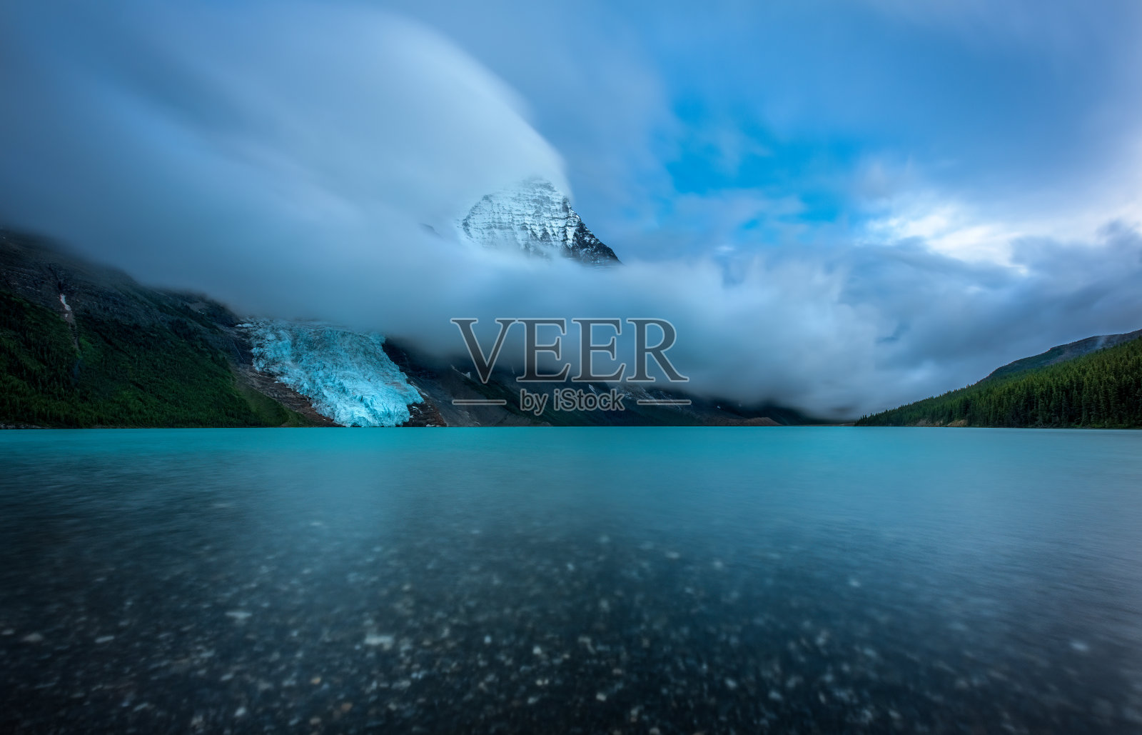 加拿大落基山脉，罗布森日落山照片摄影图片