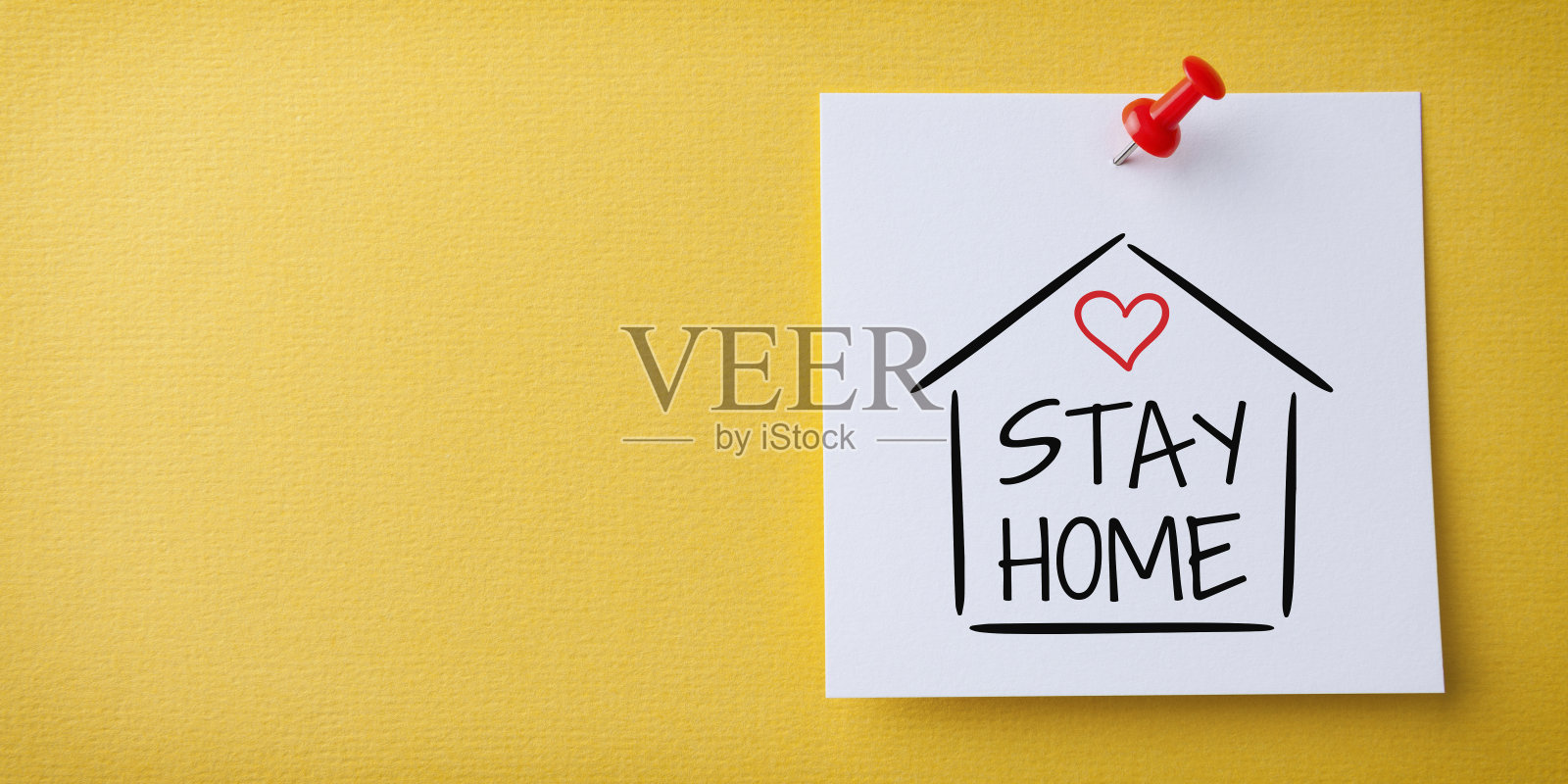 白色Sticky Note With Stay Home And Red Push Pin On Yellow Background。医疗保健和医疗概念。检疫的概念。照片摄影图片