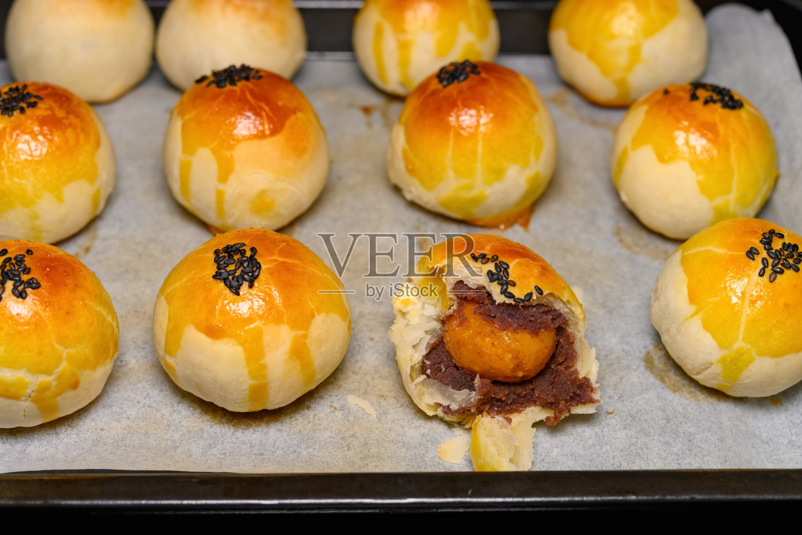 新鲜自制的传统中国小吃皮蛋饼切一块照片摄影图片