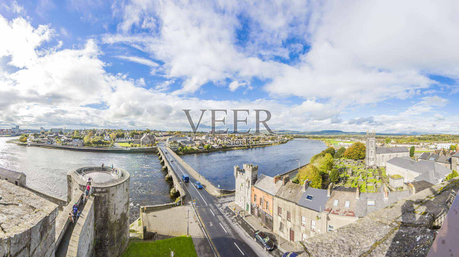 白天从利默里克城墙俯瞰香农河和托蒙德桥的全景照片摄影图片