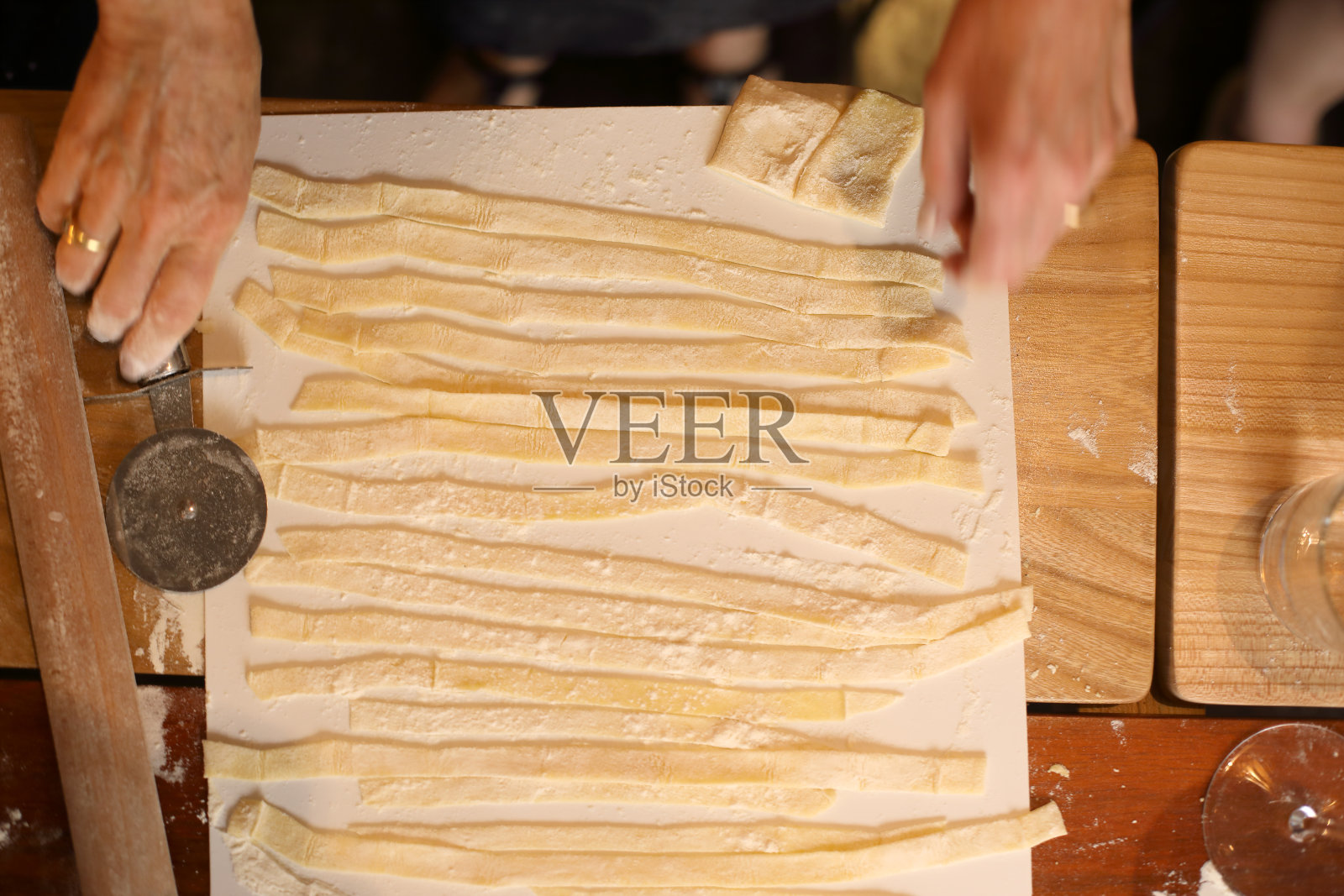 在意大利罗马制作手工意大利面照片摄影图片