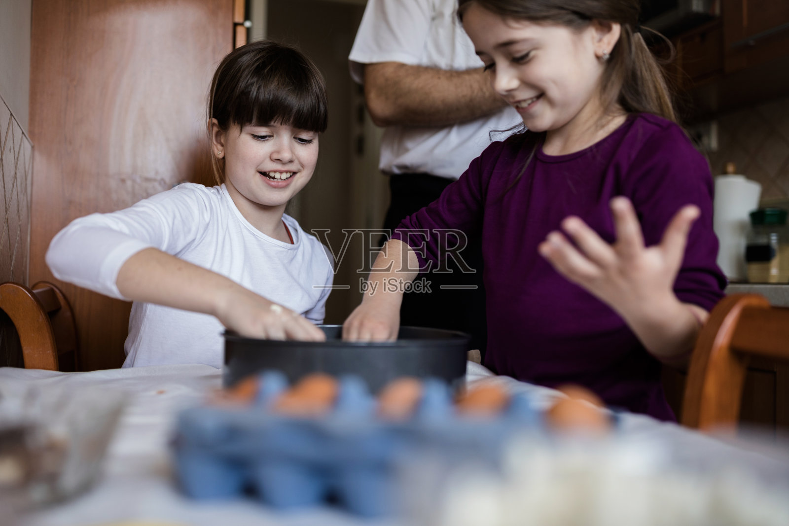 微笑的孩子在家里烤糕点照片摄影图片