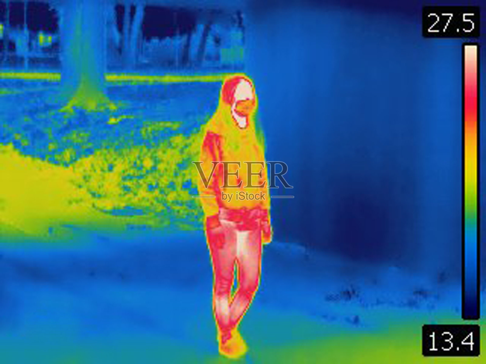 在户外戴防护口罩以防止病毒污染的妇女的热影像照片摄影图片