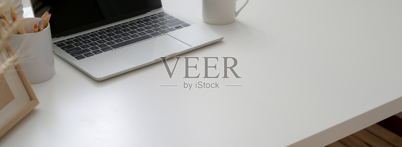 剪切镜头简单的工作空间与复制空间，笔记本电脑和装饰在家庭办公室照片摄影图片