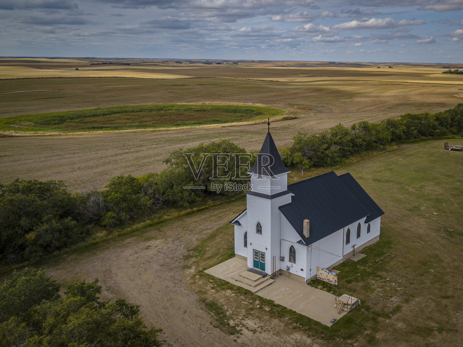 在偏僻偏僻的小教堂旁边的一个小村庄用无人机拍摄照片摄影图片