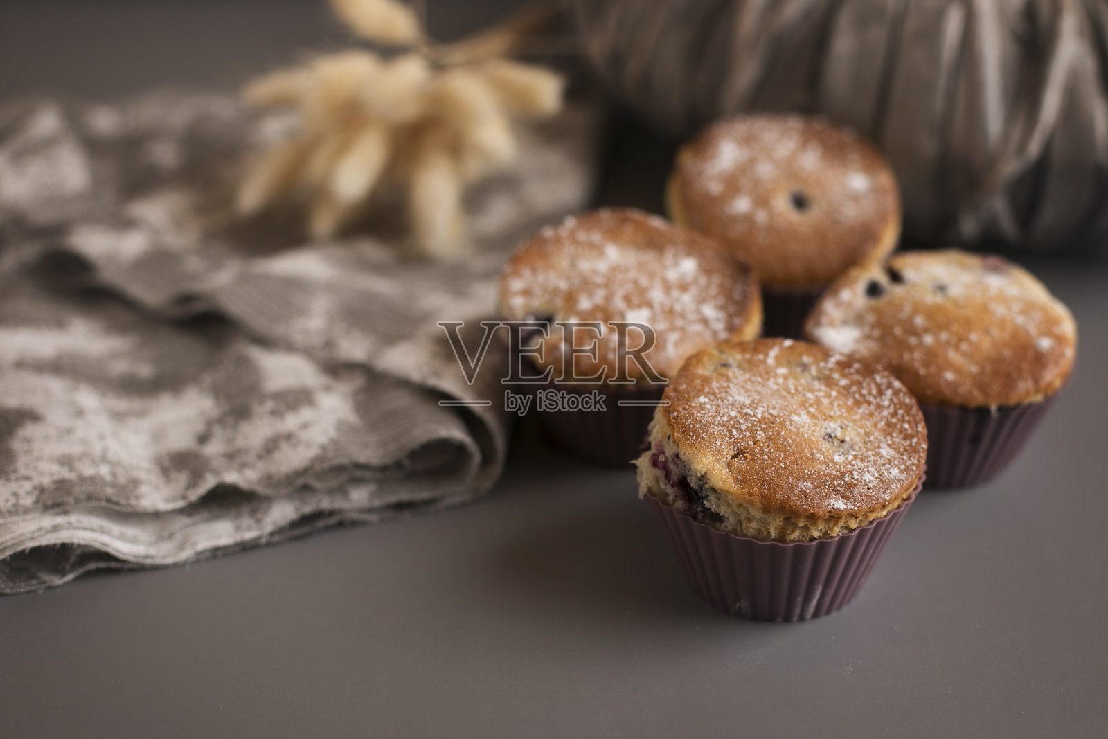 桌上有葡萄干美味的纸杯蛋糕照片摄影图片
