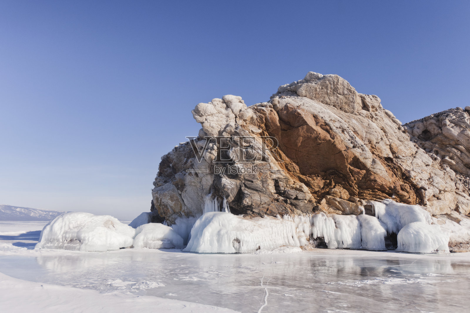 Borga-Dagan岛的岩石。贝加尔湖，冬天的风景照片摄影图片