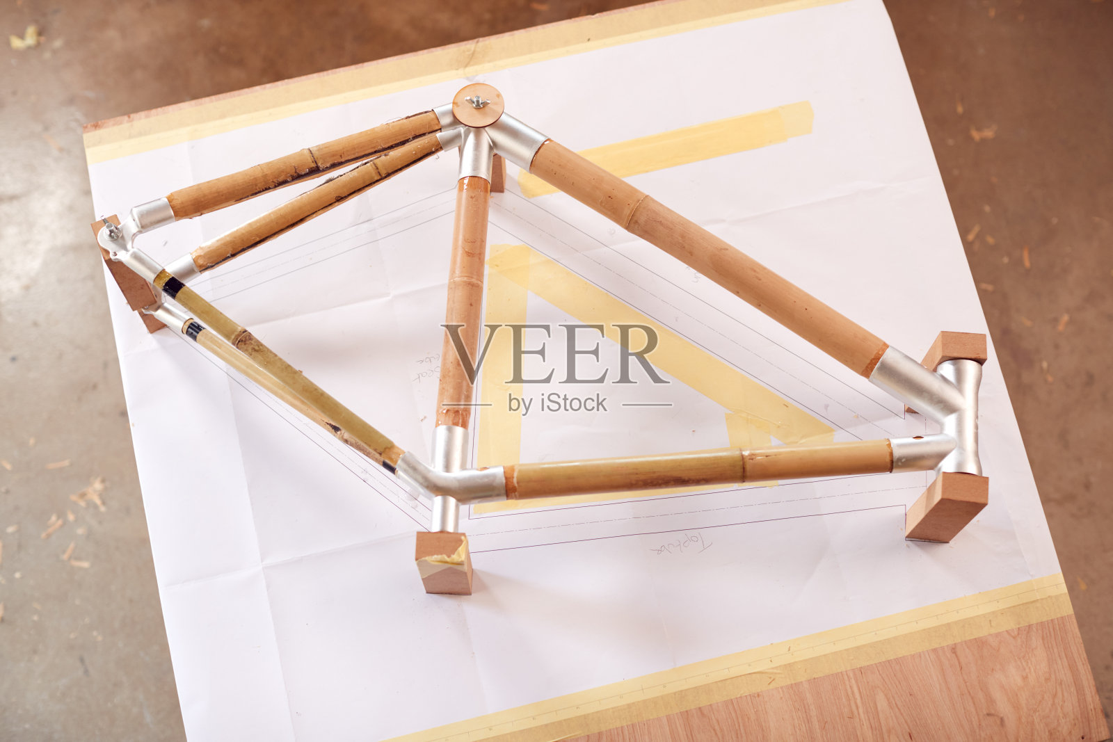 手工制作的竹制自行车车架正在车间组装照片摄影图片
