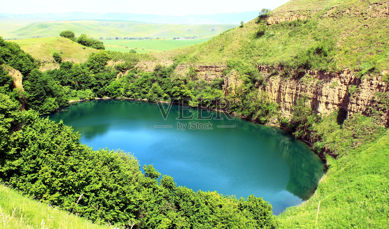 高加索地区的喀斯特湖沙杜里湖照片摄影图片