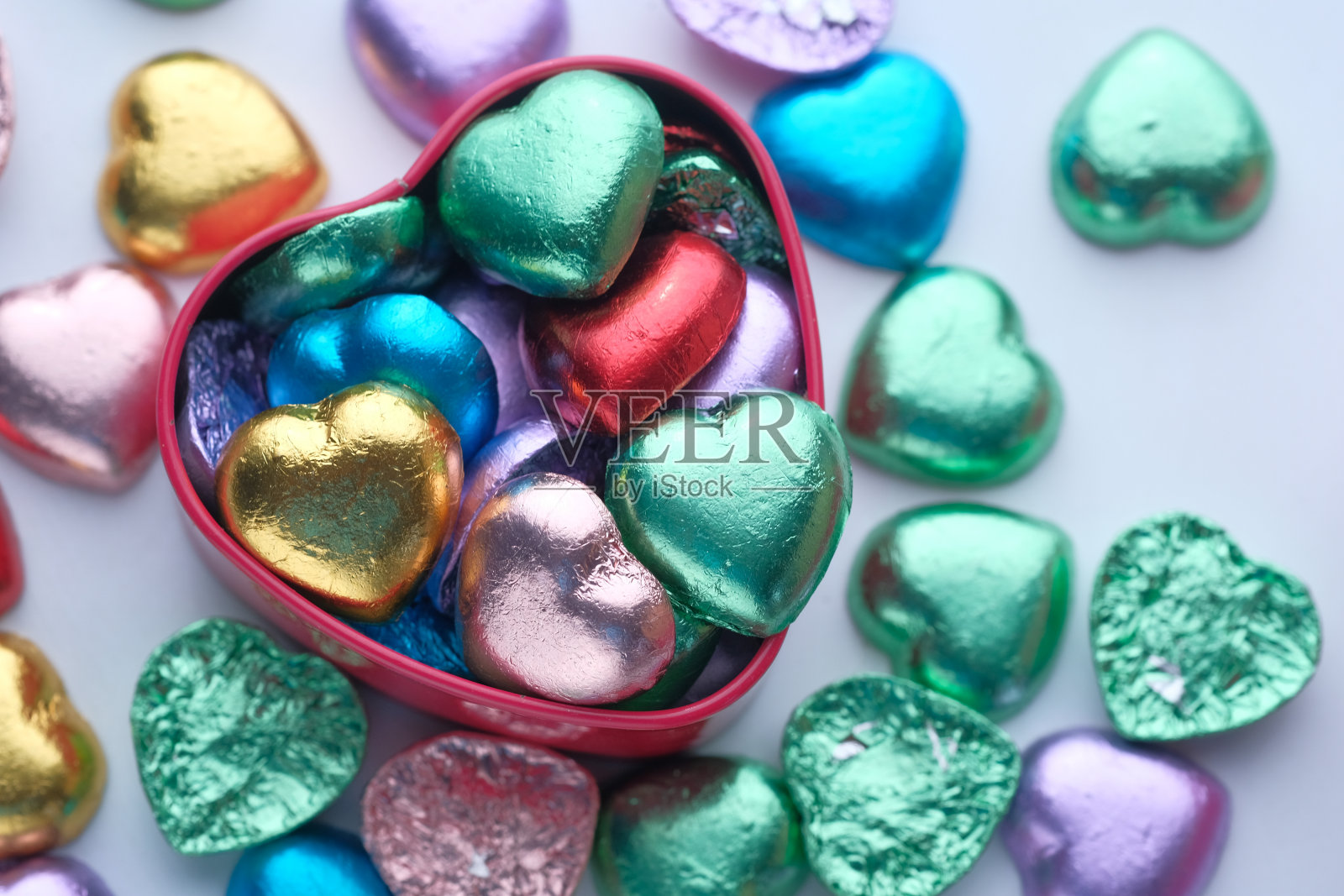 近距离的糖果在一个心形的盒子在桌子上照片摄影图片