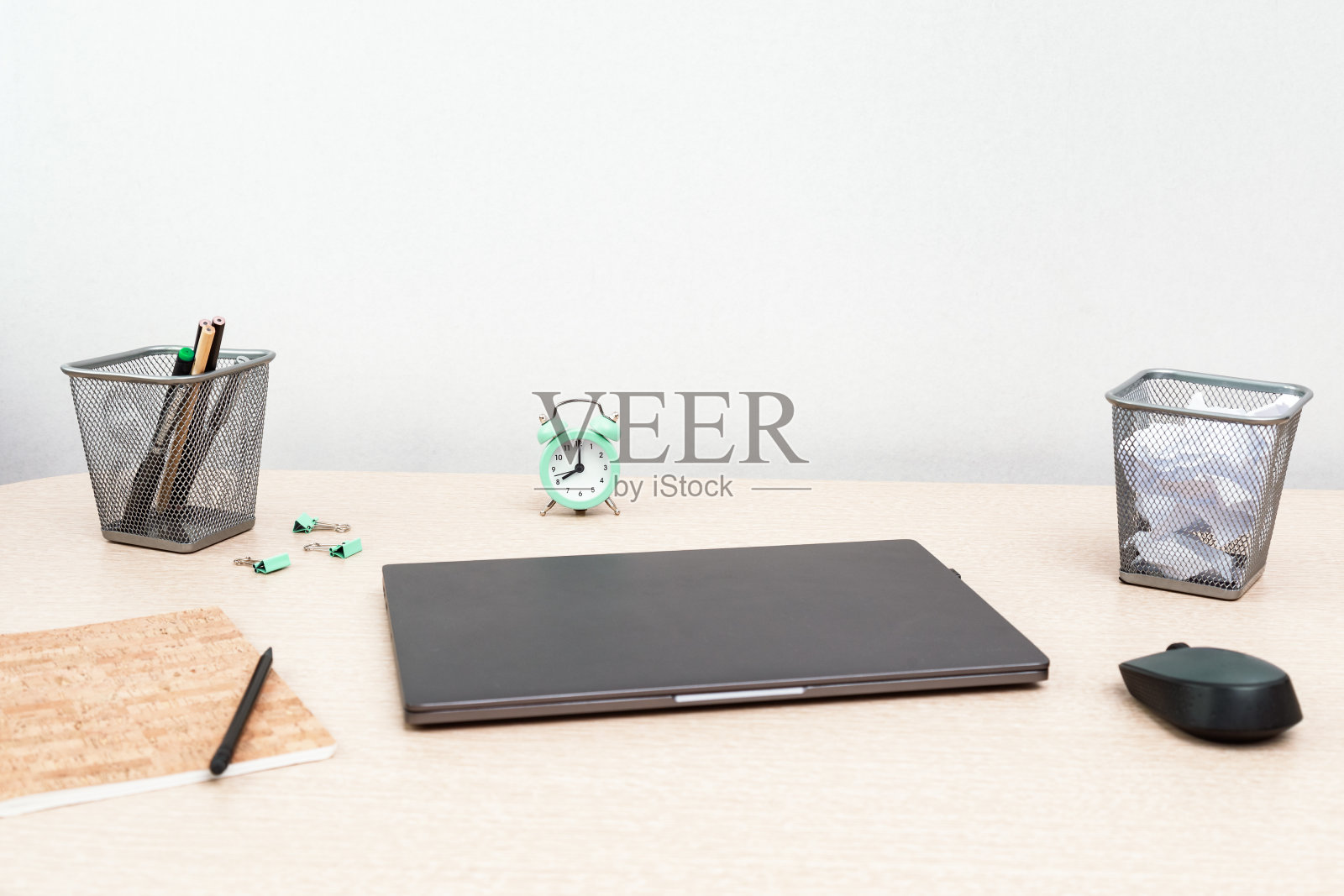 在家工作。工作用的笔记本电脑和每天控制时间的时钟。自由职业者的工作空间。副本的空间。照片摄影图片