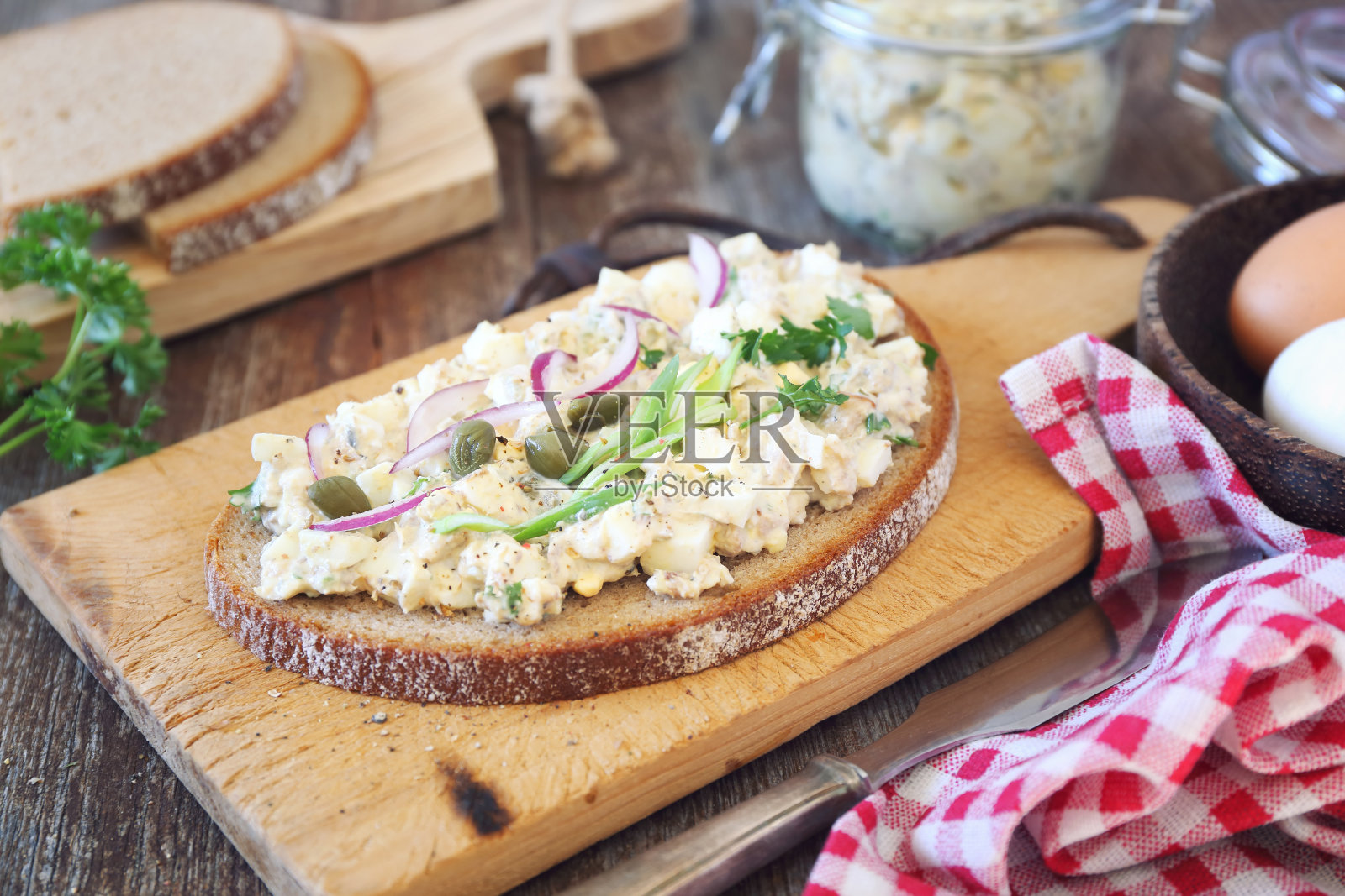 开胃菜。加凤尾鱼、酸豆和红洋葱的斯堪的纳维亚鸡蛋沙拉照片摄影图片