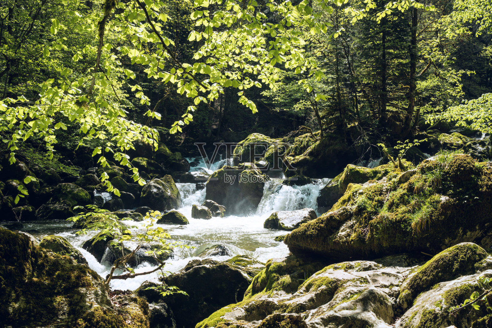 有小瀑布的小溪照片摄影图片