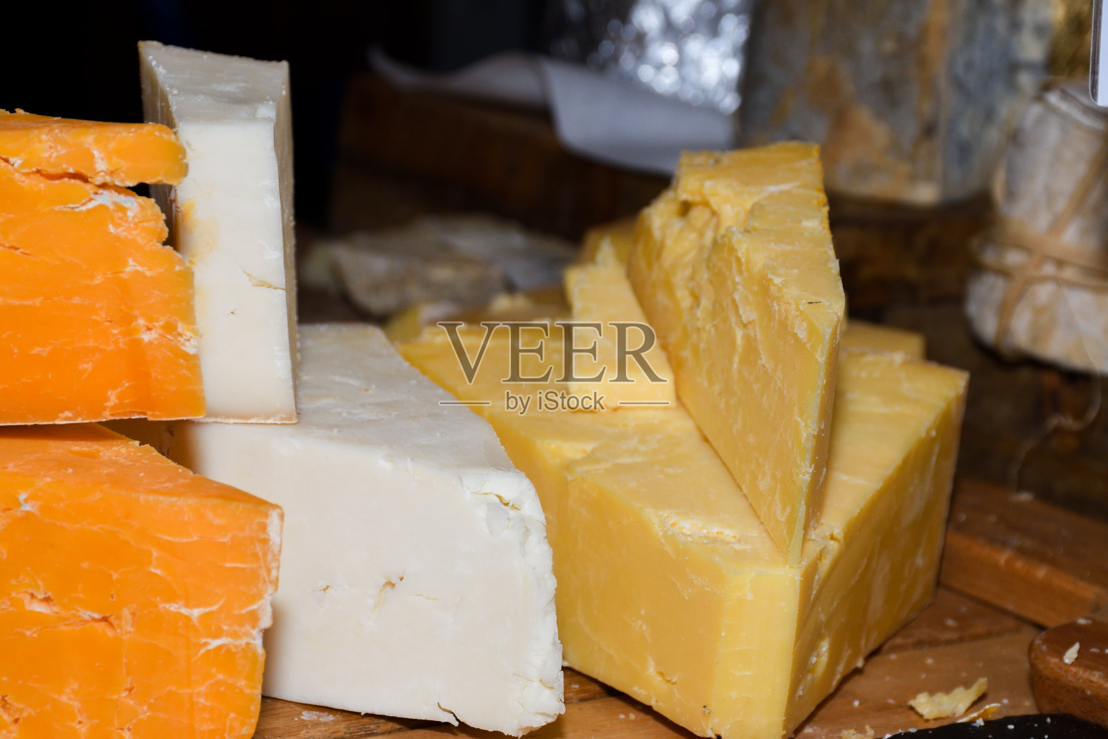 在博罗市场出售的各种奶酪照片摄影图片