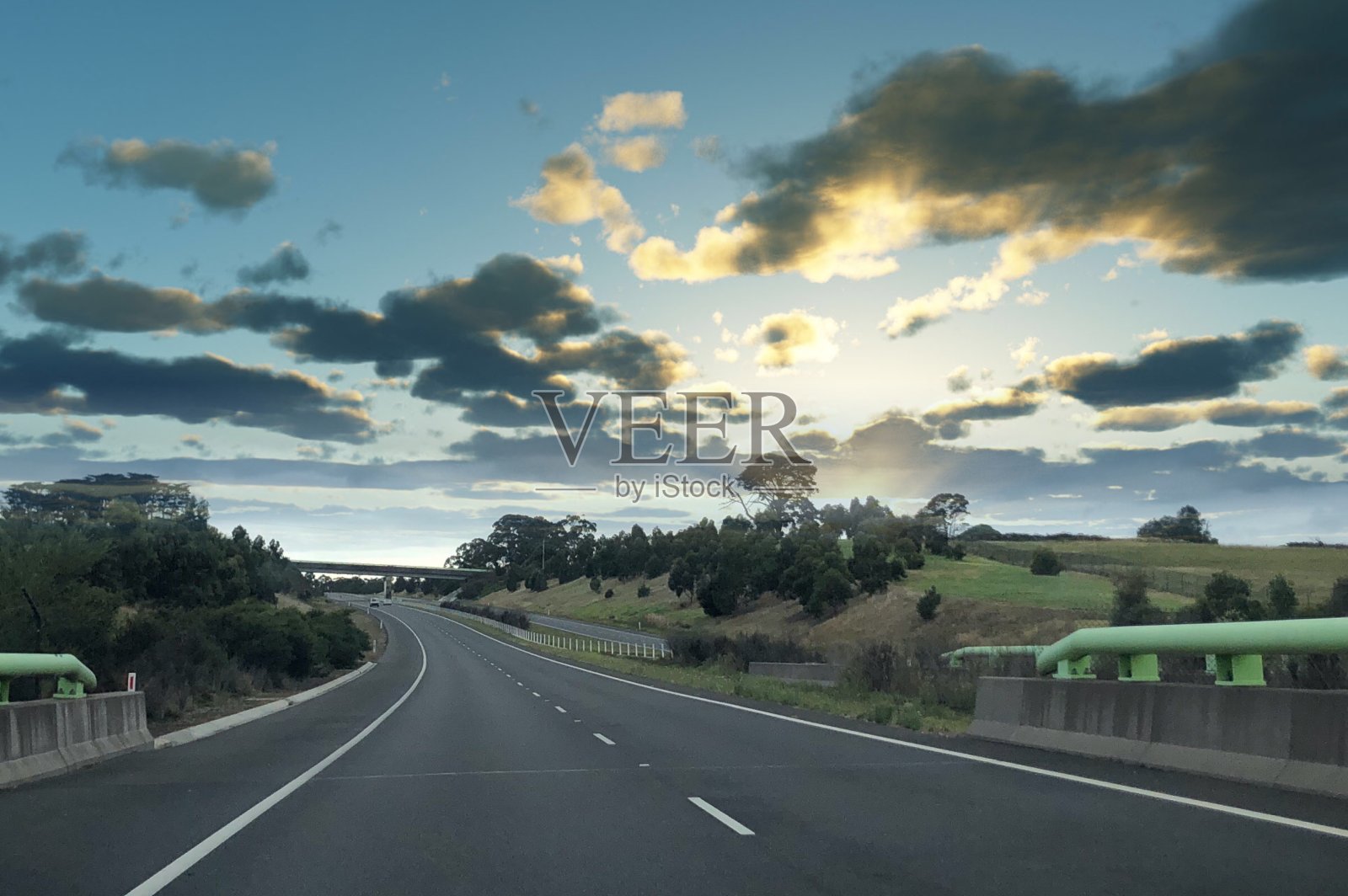 乌云密布的澳大利亚上空照片摄影图片