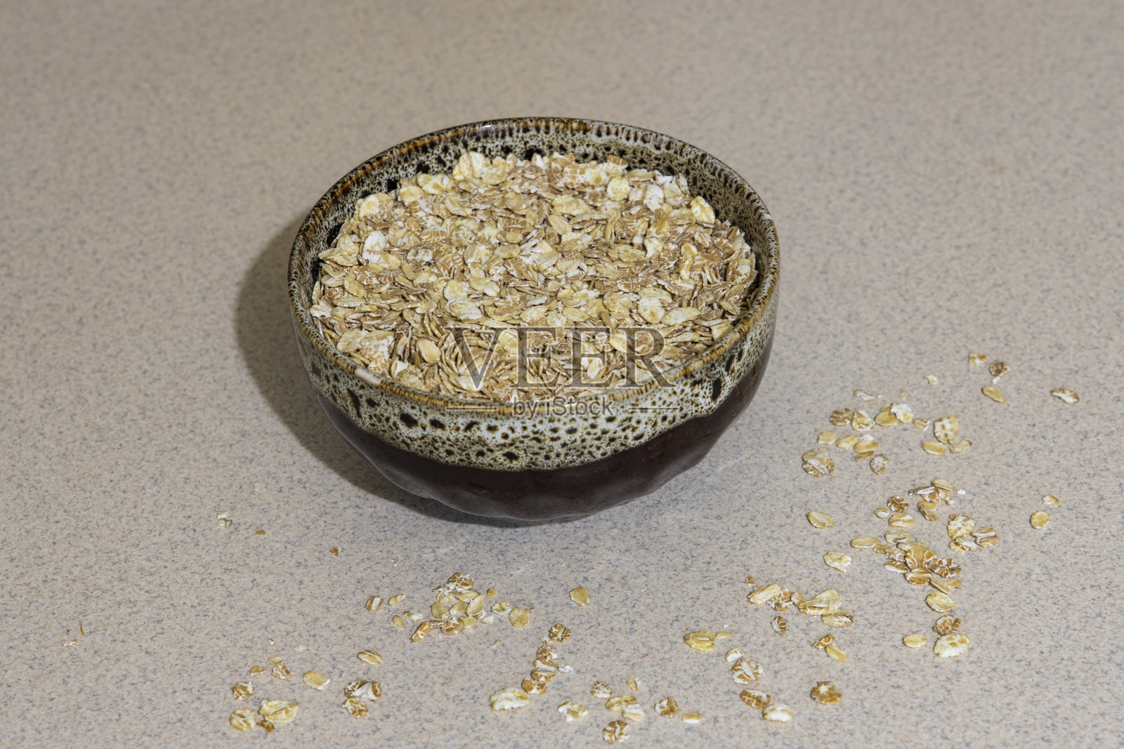 碗燕麦粉作为早餐原料，是餐桌上一种健康的饮食理念照片摄影图片