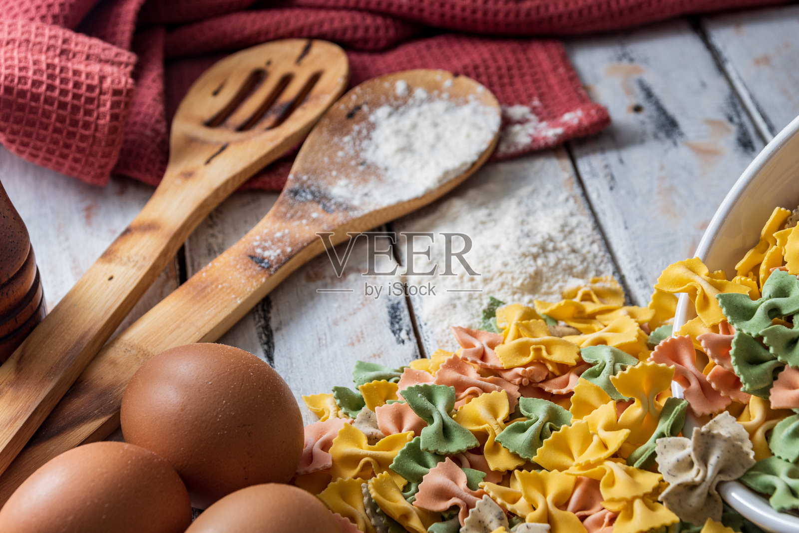 干燥的意大利面和新鲜的鸡蛋照片摄影图片