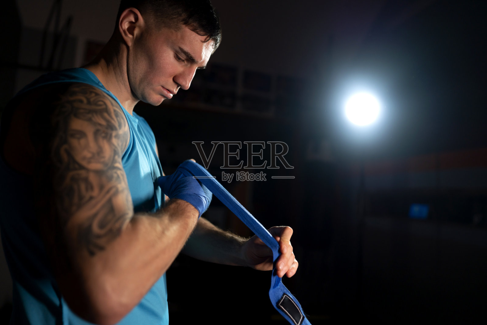 肌肉战士用保护性绷带包扎手照片摄影图片