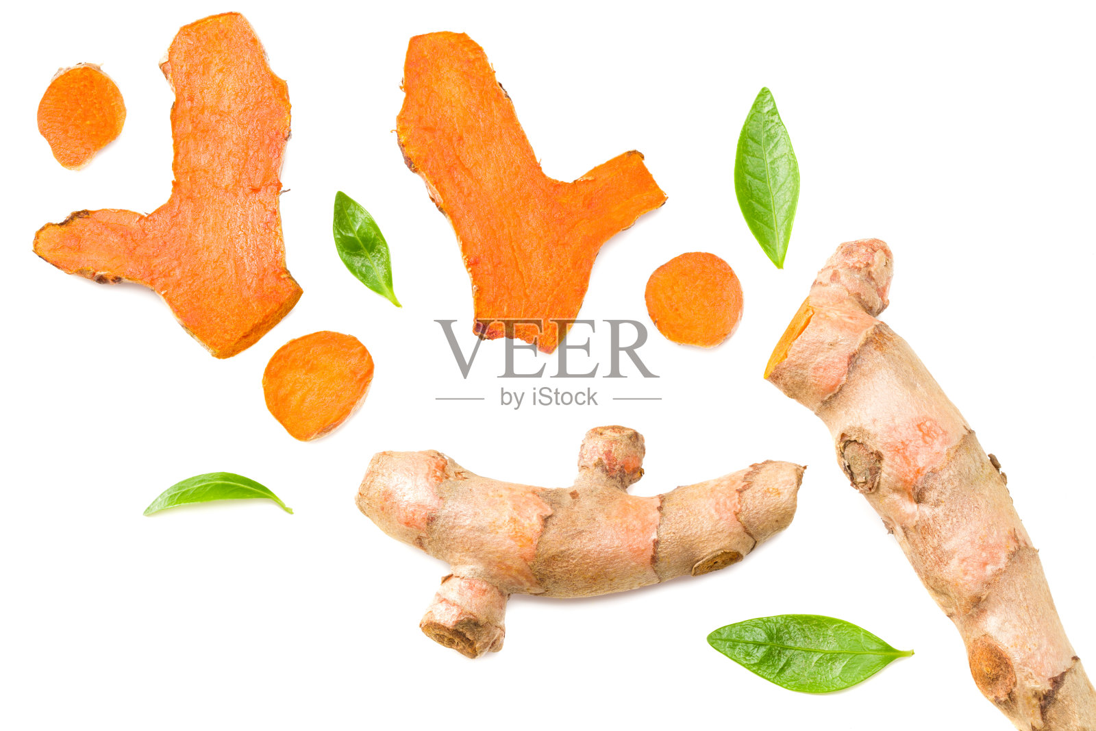 姜黄根与姜黄片分离在白色背景。前视图。照片摄影图片