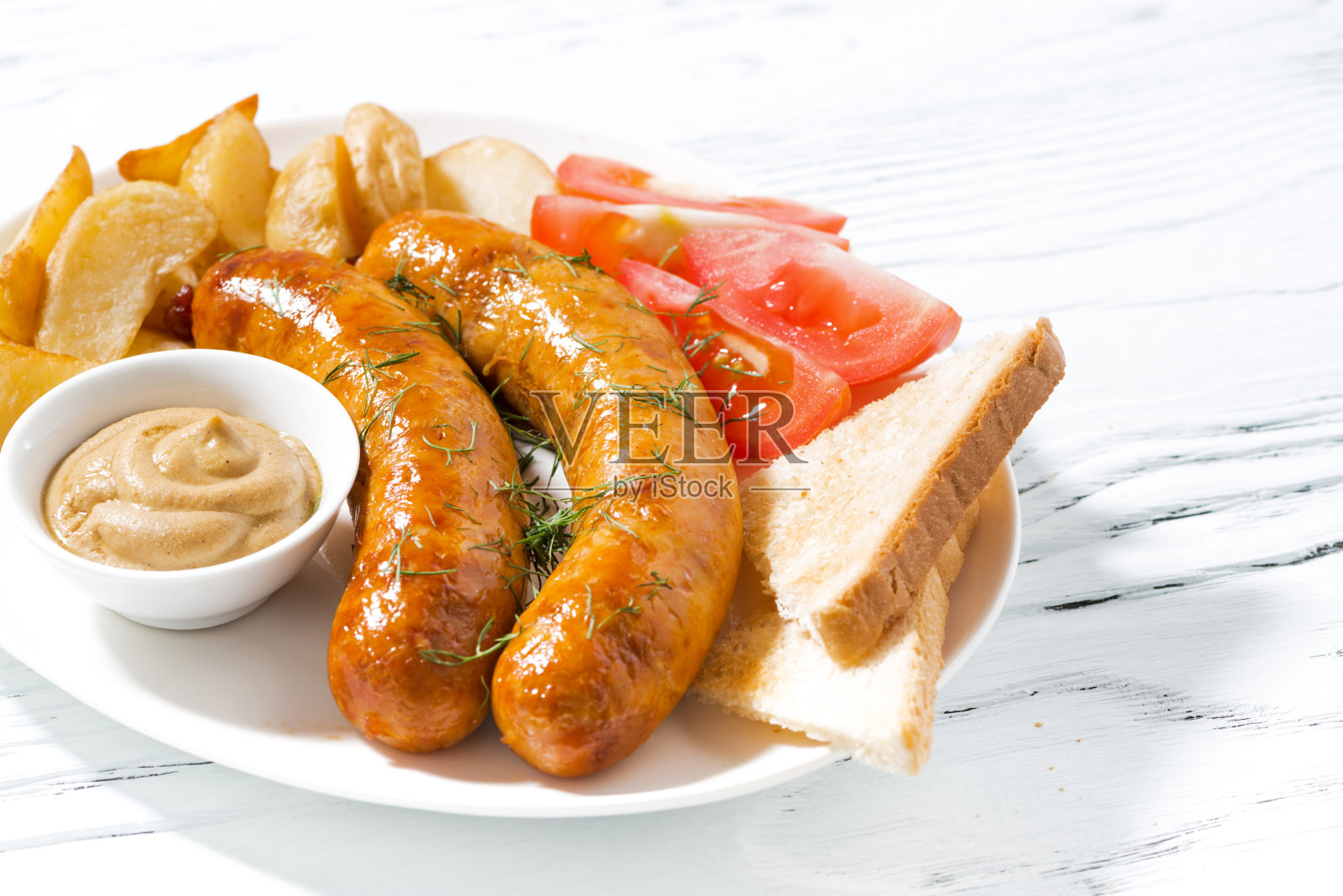 炸猪肉香肠配土豆和芥末照片摄影图片