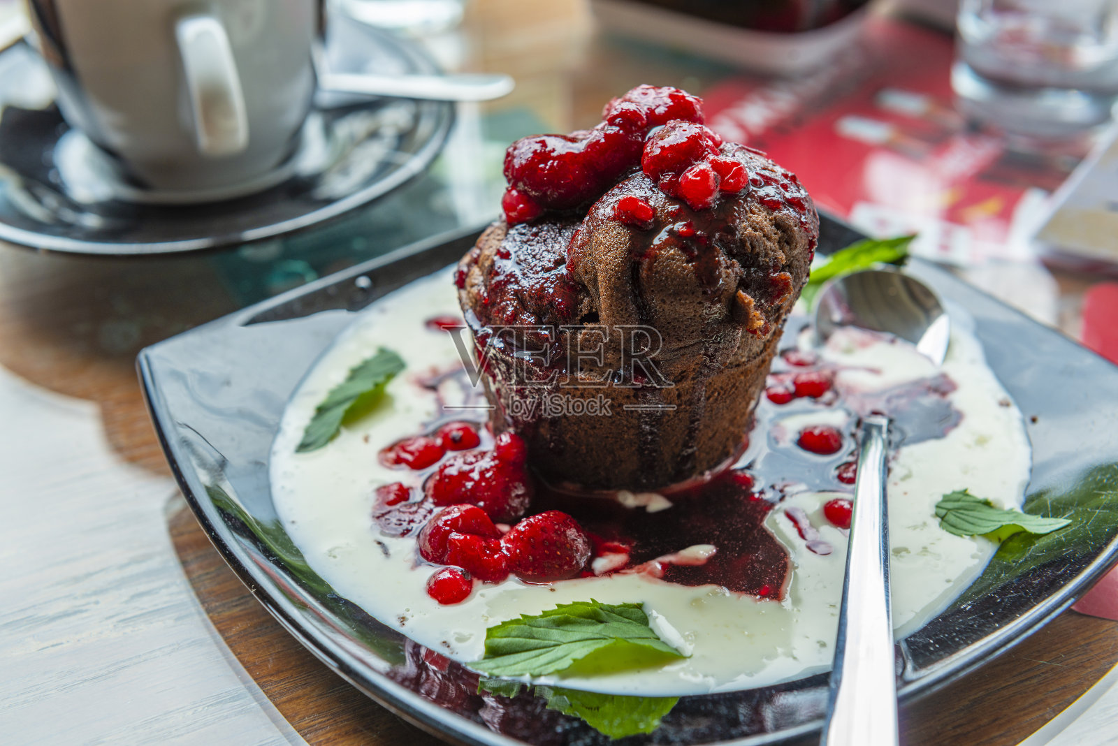 美味的巧克力蛋糕配草莓酱。美味的甜点照片摄影图片
