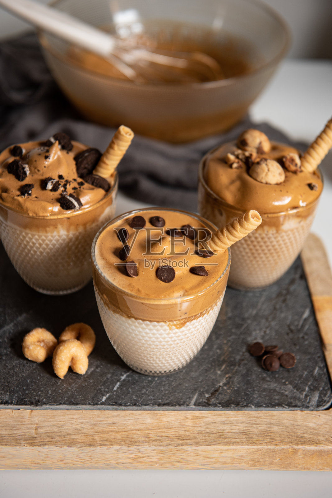 三杯冰达尔戈纳咖啡，一种时髦的蓬松奶油泡咖啡照片摄影图片