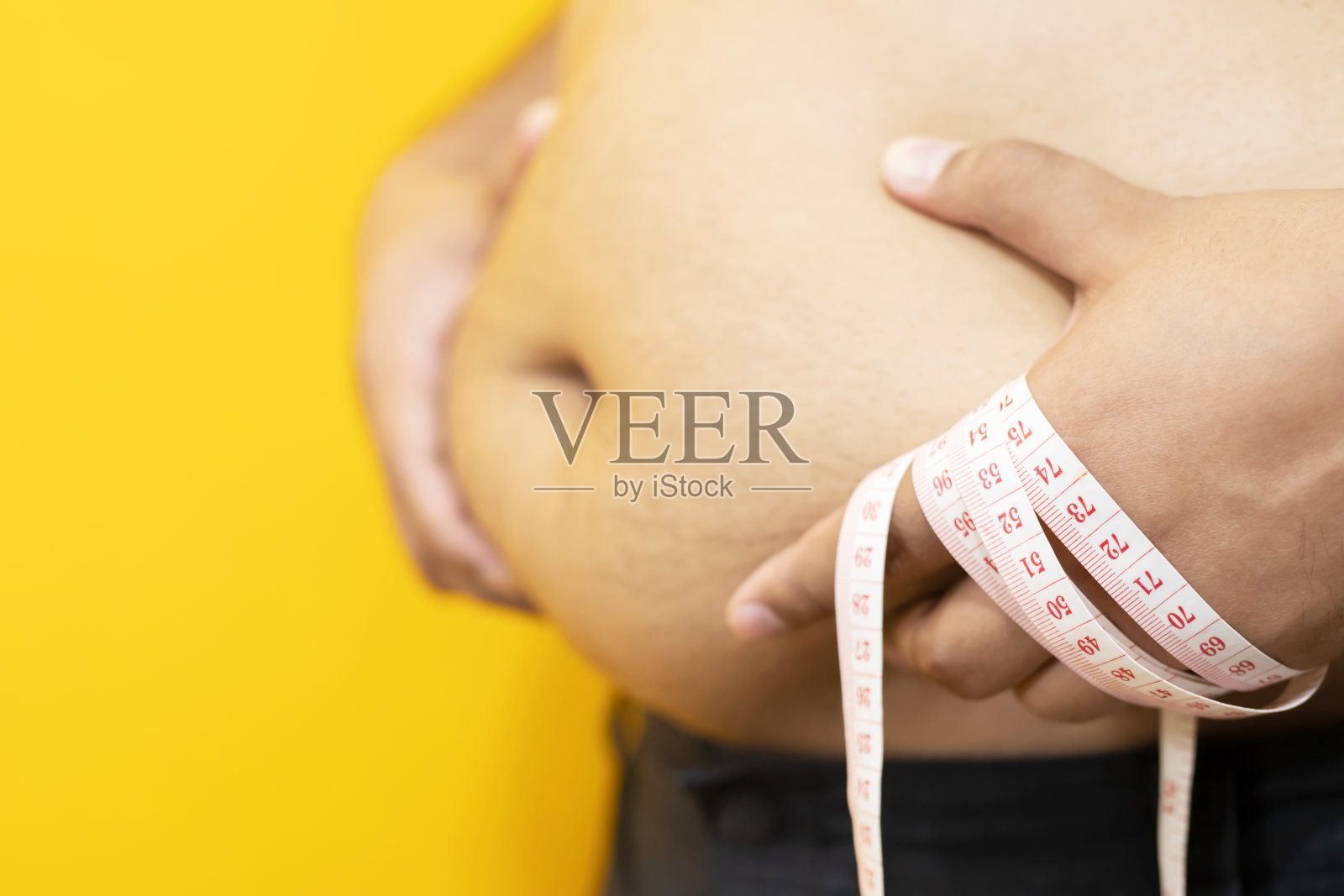 肥胖的人，他们努力减肥，比如每天节食和锻炼。照片摄影图片