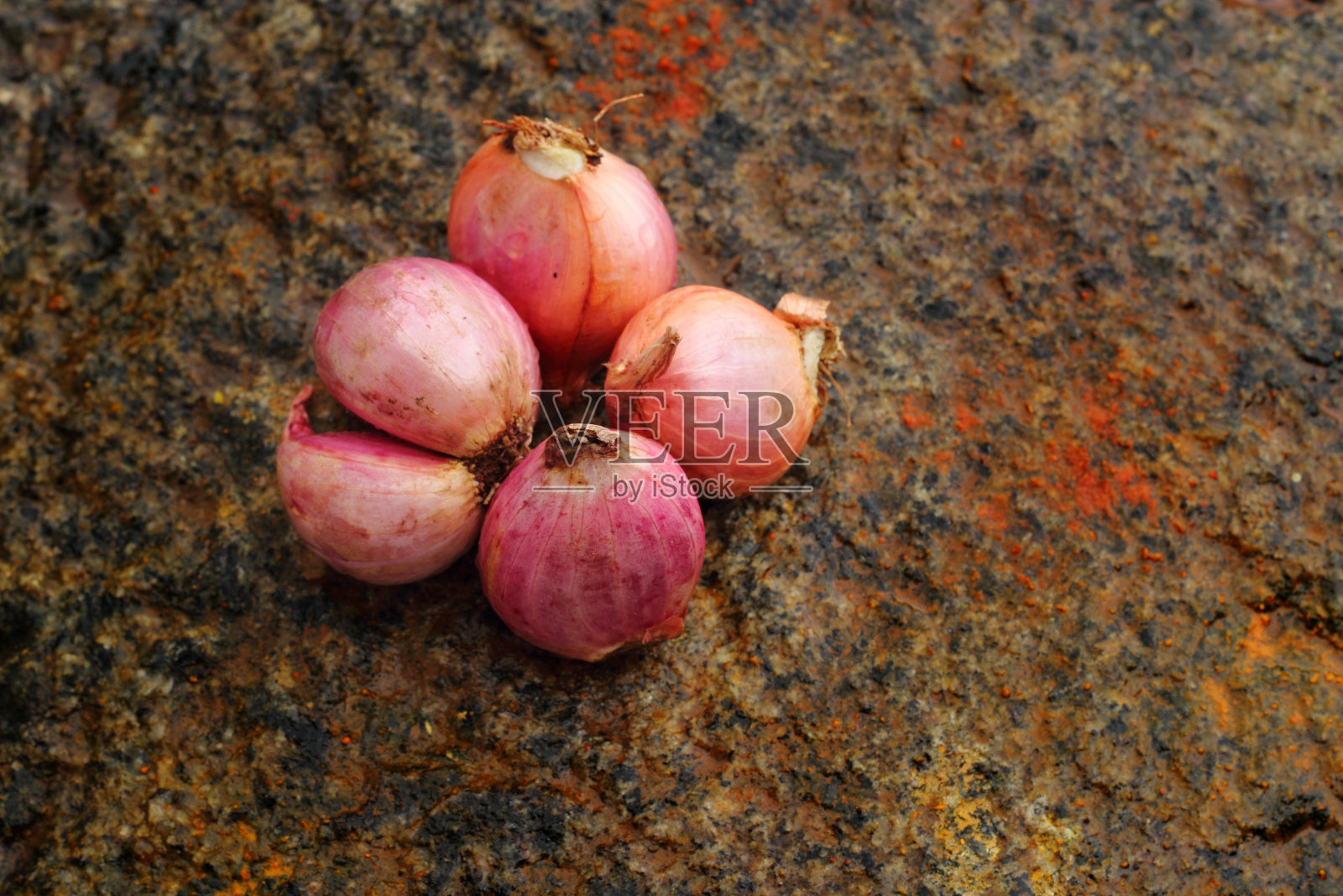 石头背景上的小洋葱照片摄影图片