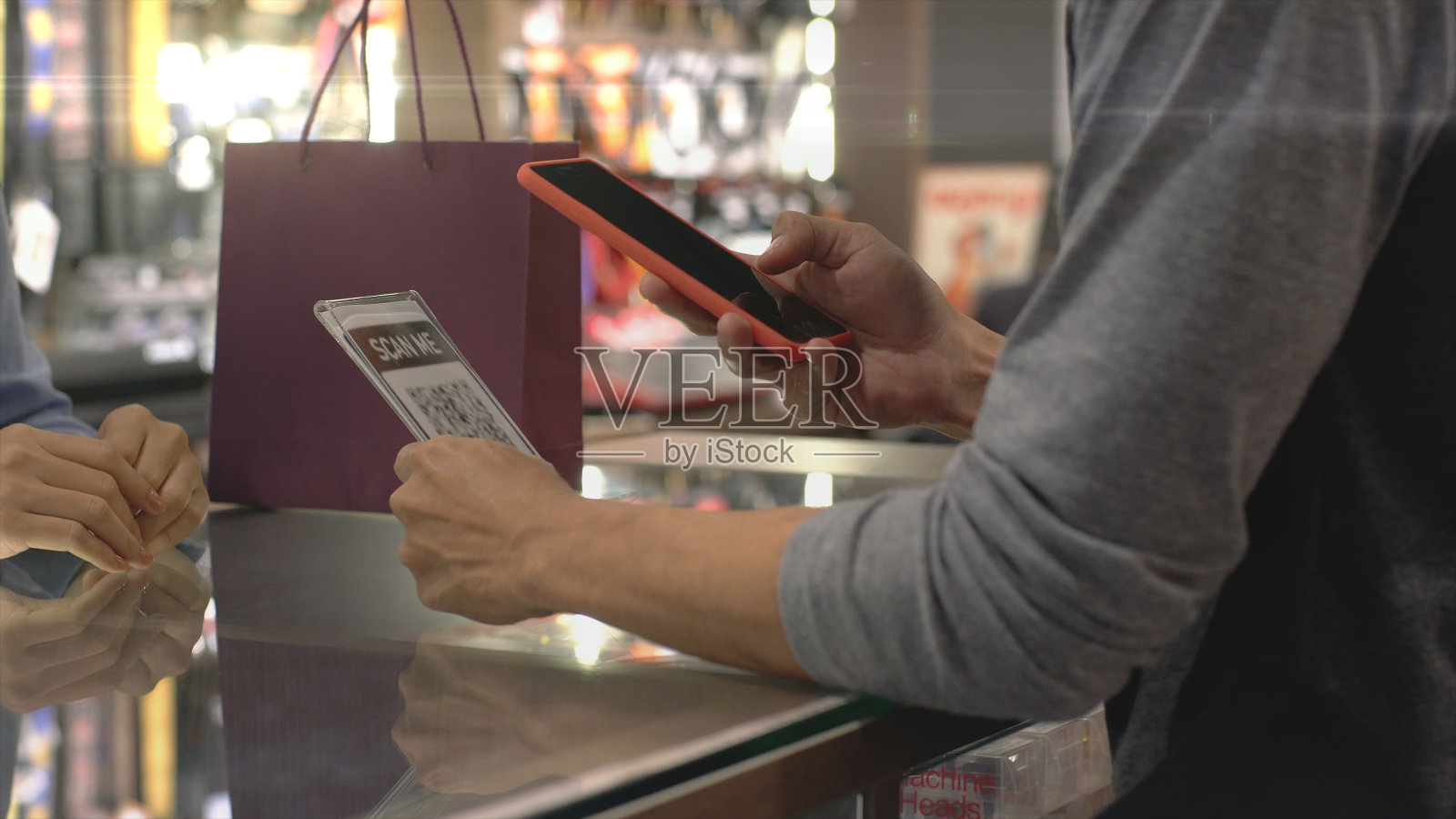 亚洲穆斯林男子使用非接触式支付照片摄影图片