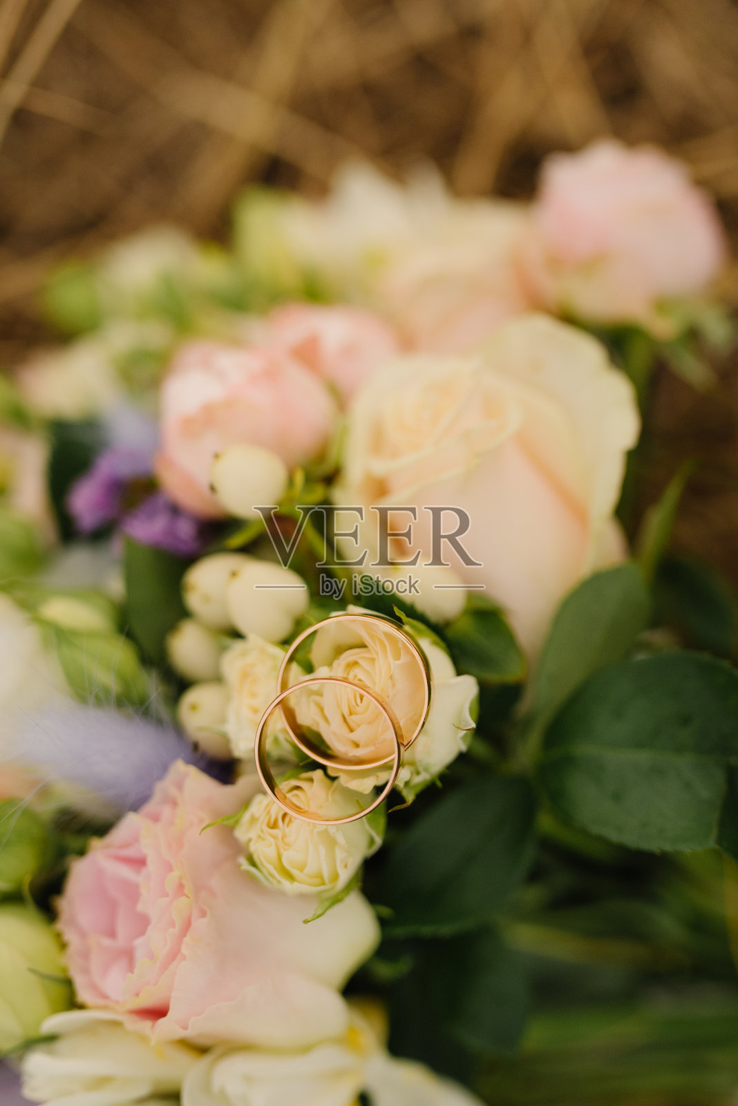结婚戒指放在花束上照片摄影图片