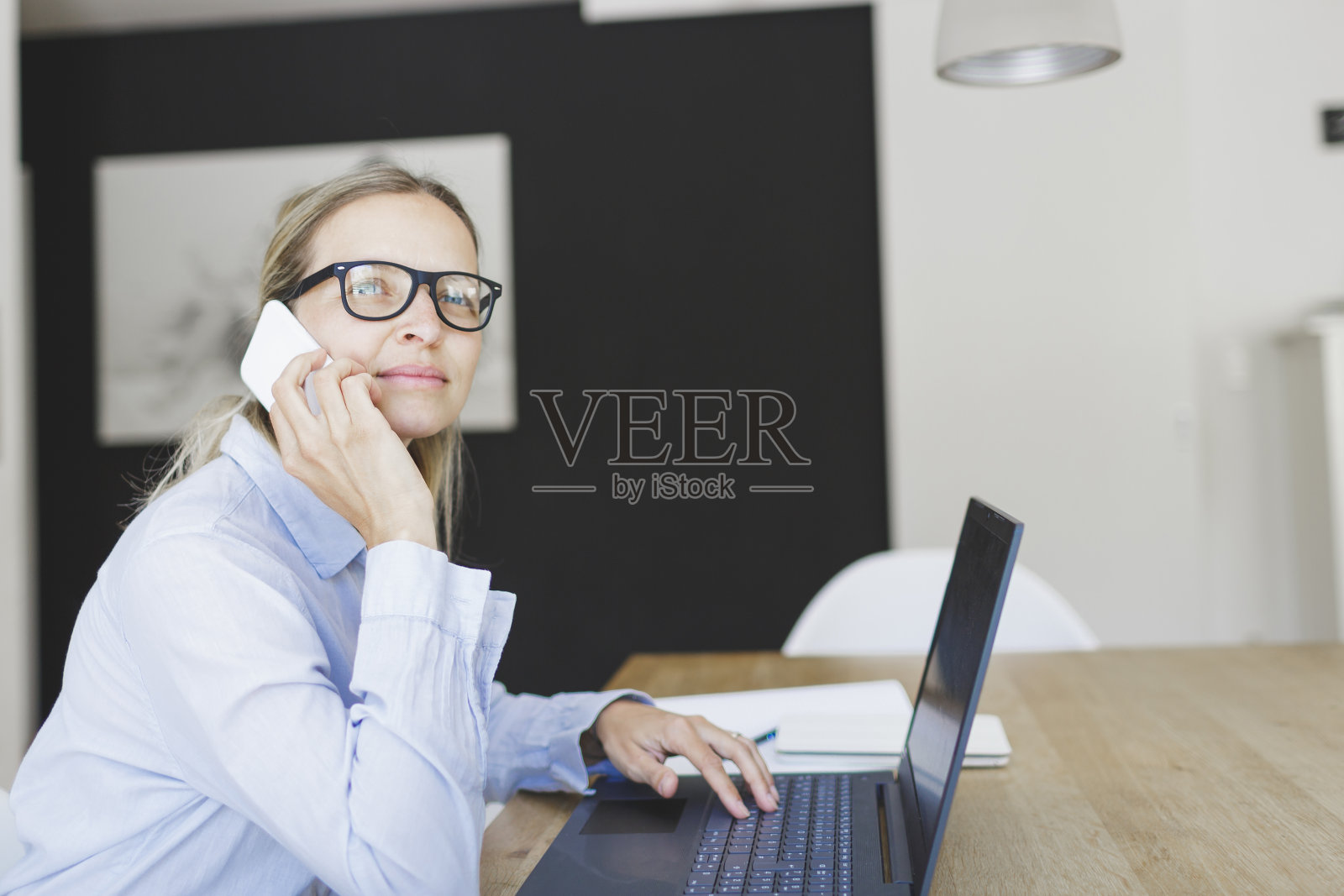 年轻漂亮的女人在做家庭办公室照片摄影图片