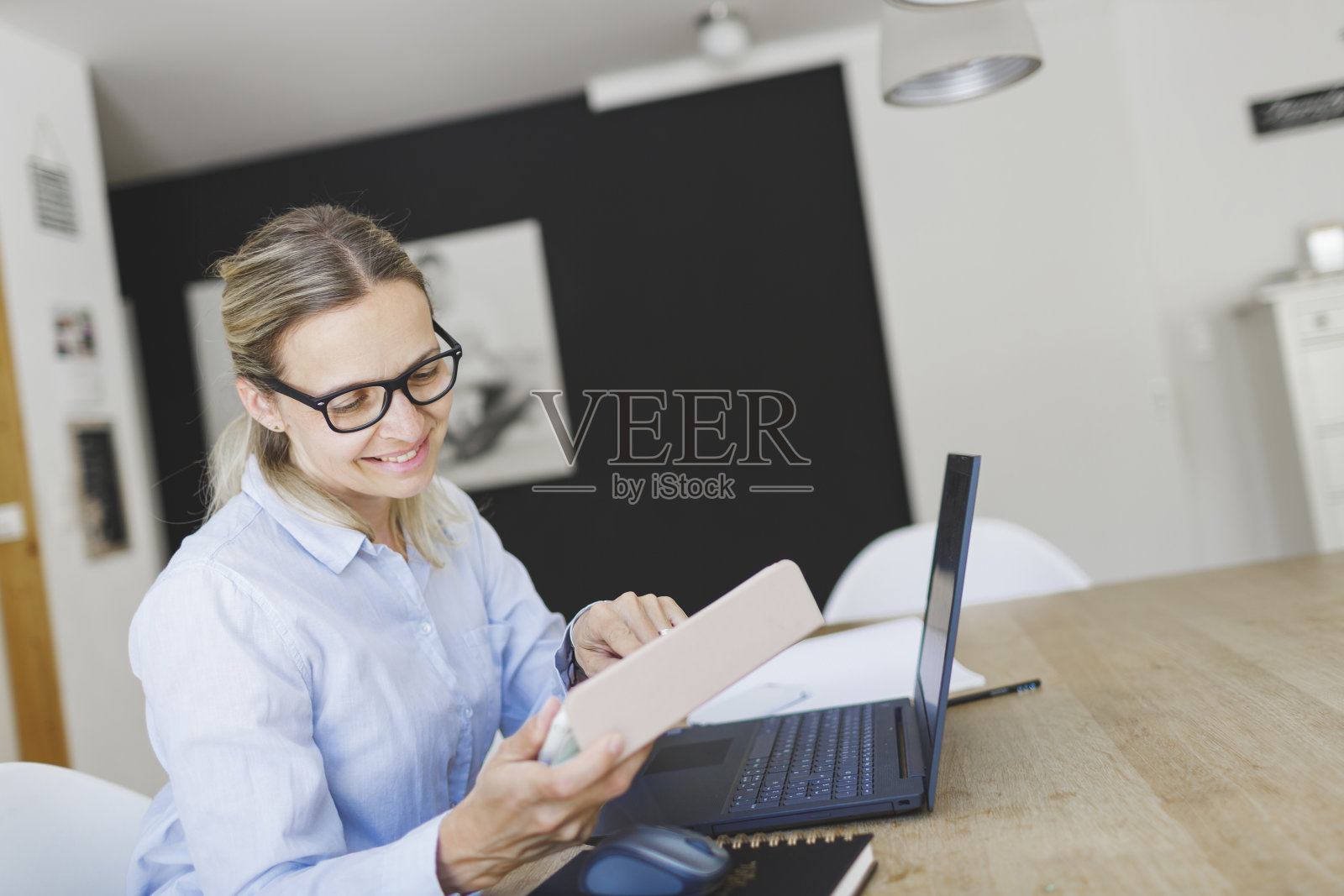 年轻漂亮的女人在做家庭办公室照片摄影图片