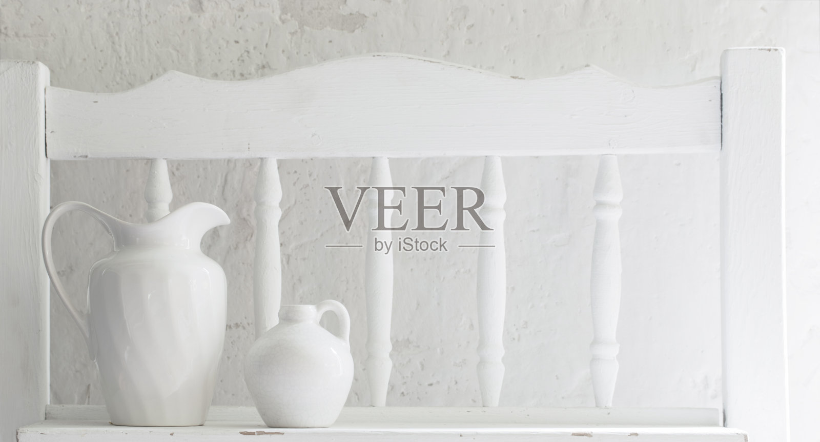 两个陶瓷水罐放在旧木架上照片摄影图片