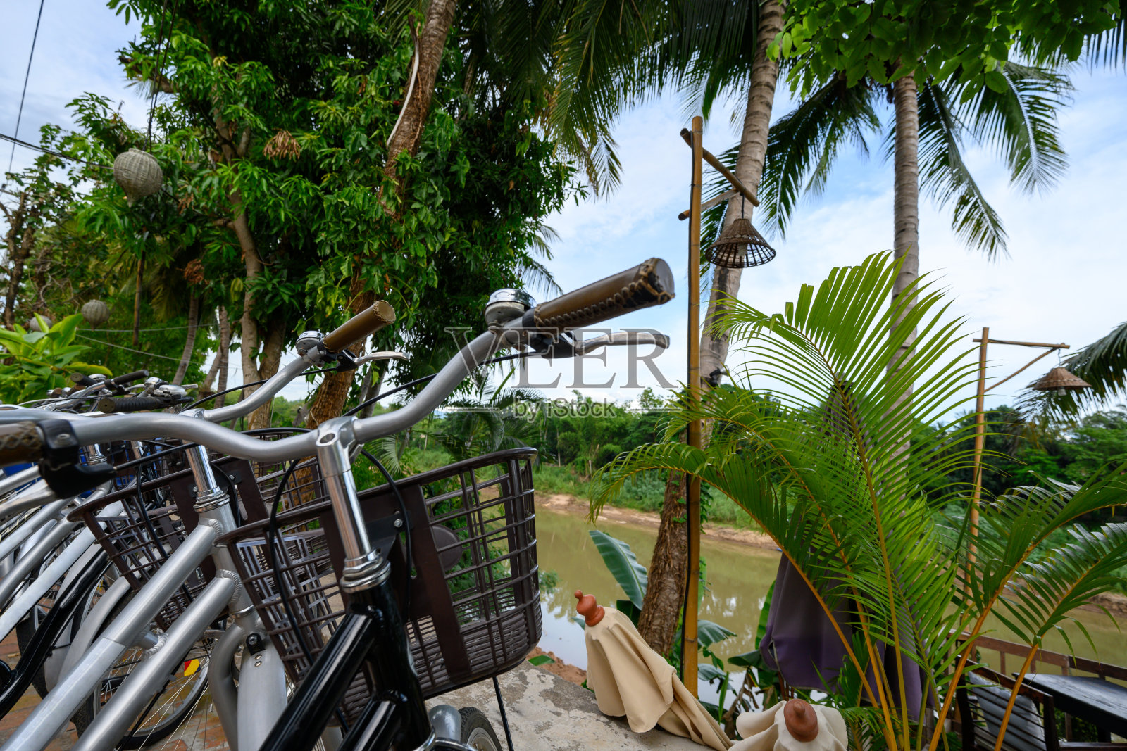 停放的自行车准备使用照片摄影图片