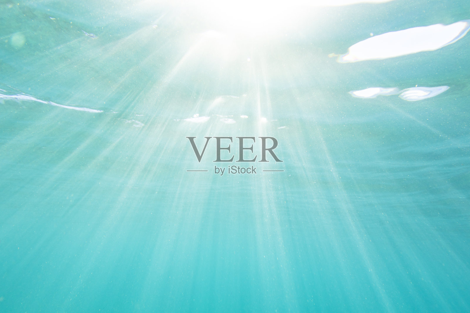 太阳光穿透海洋表面，形成清澈的蓝色水下景象照片摄影图片