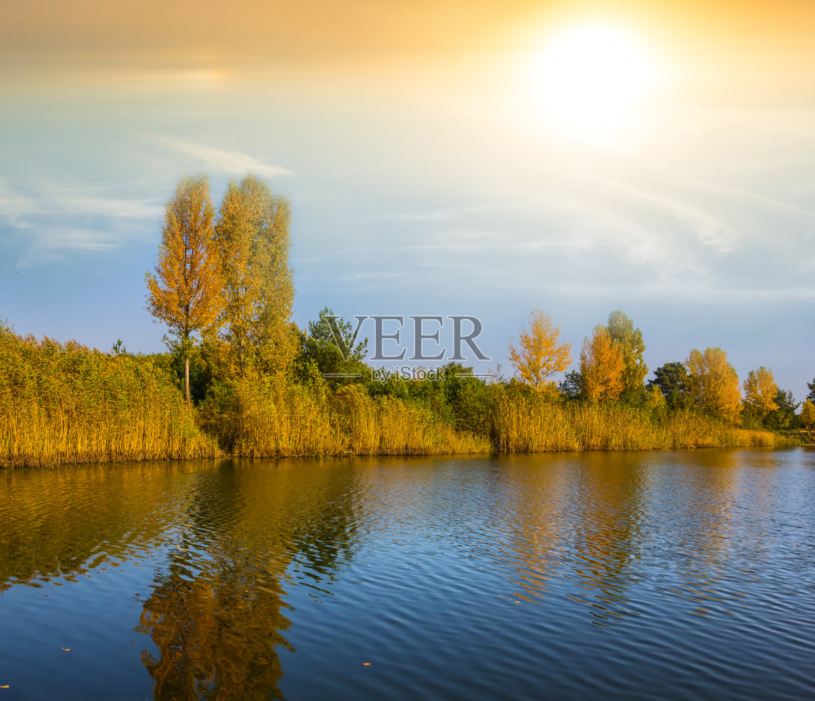 夕阳下静谧的秋湖景色照片摄影图片