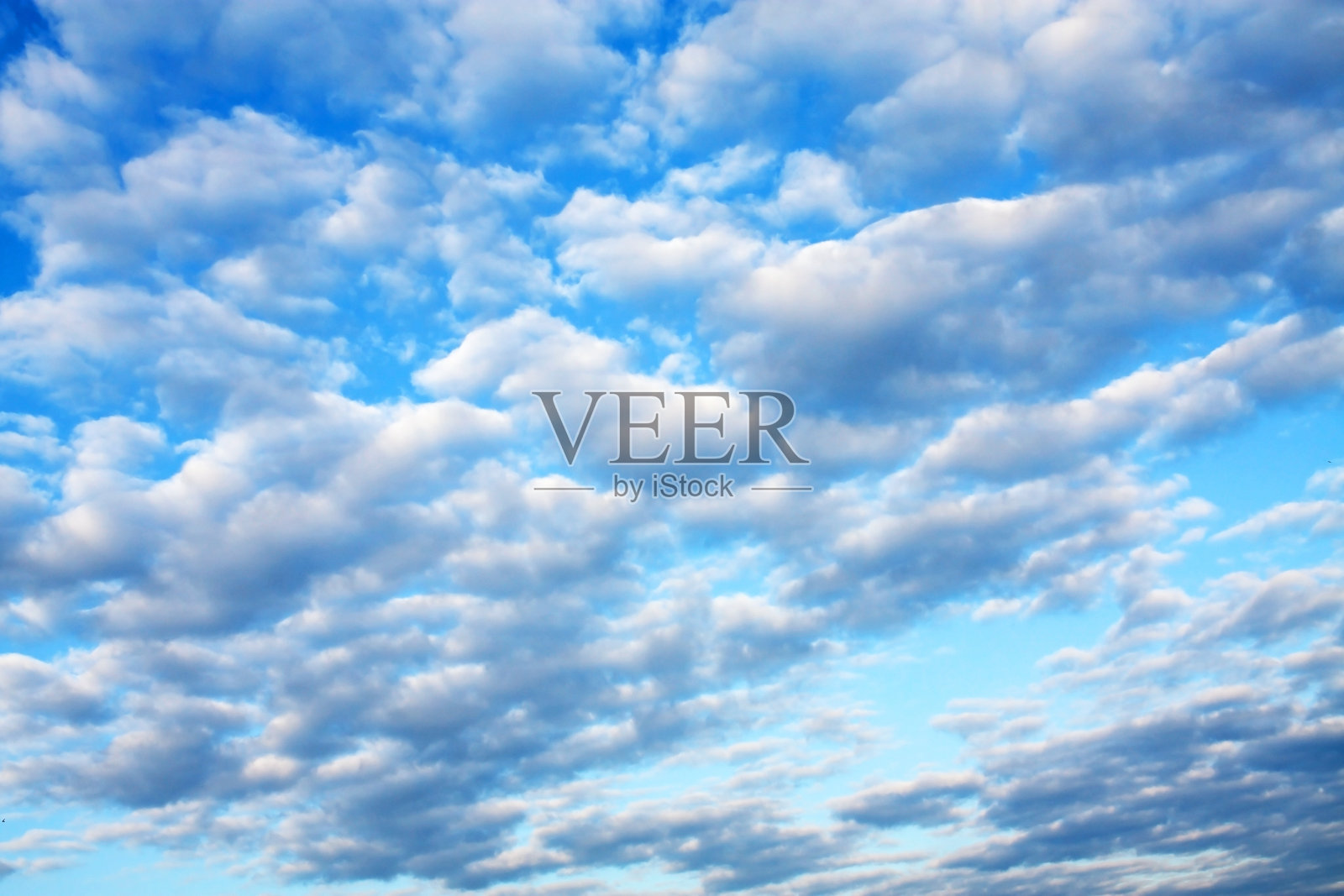 晴朗的日子里，蓝天白云。照片摄影图片