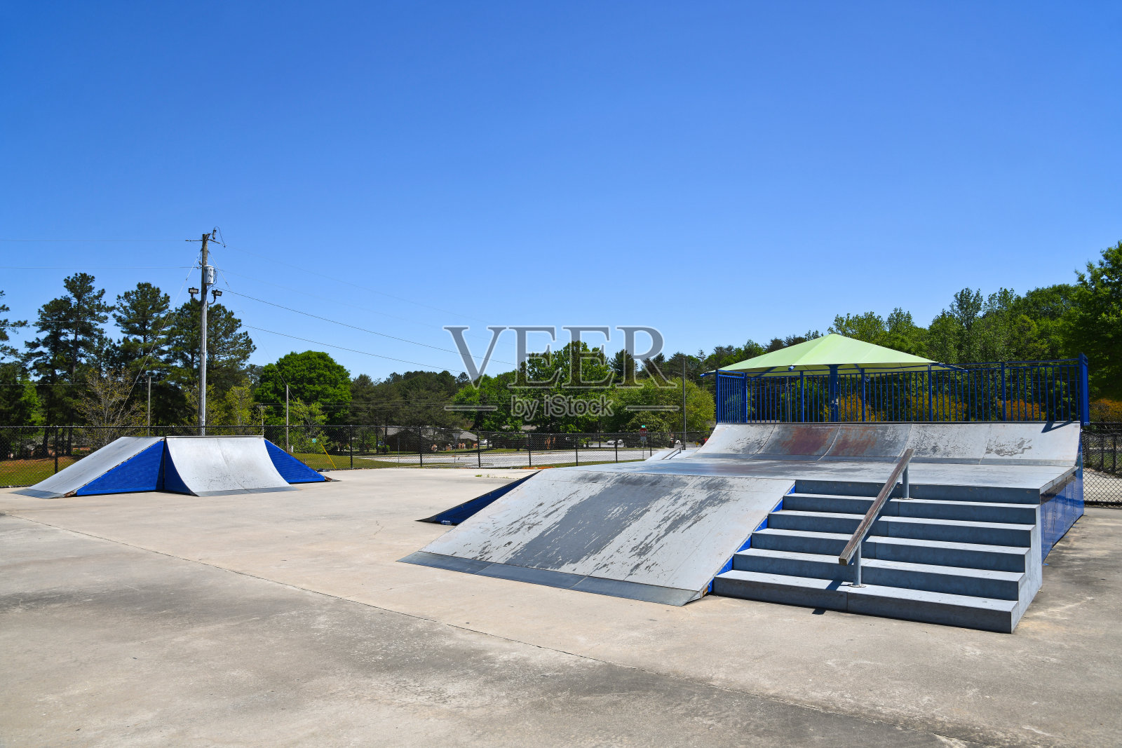 新冠肺炎疫情期间，滑板公园空无一人照片摄影图片