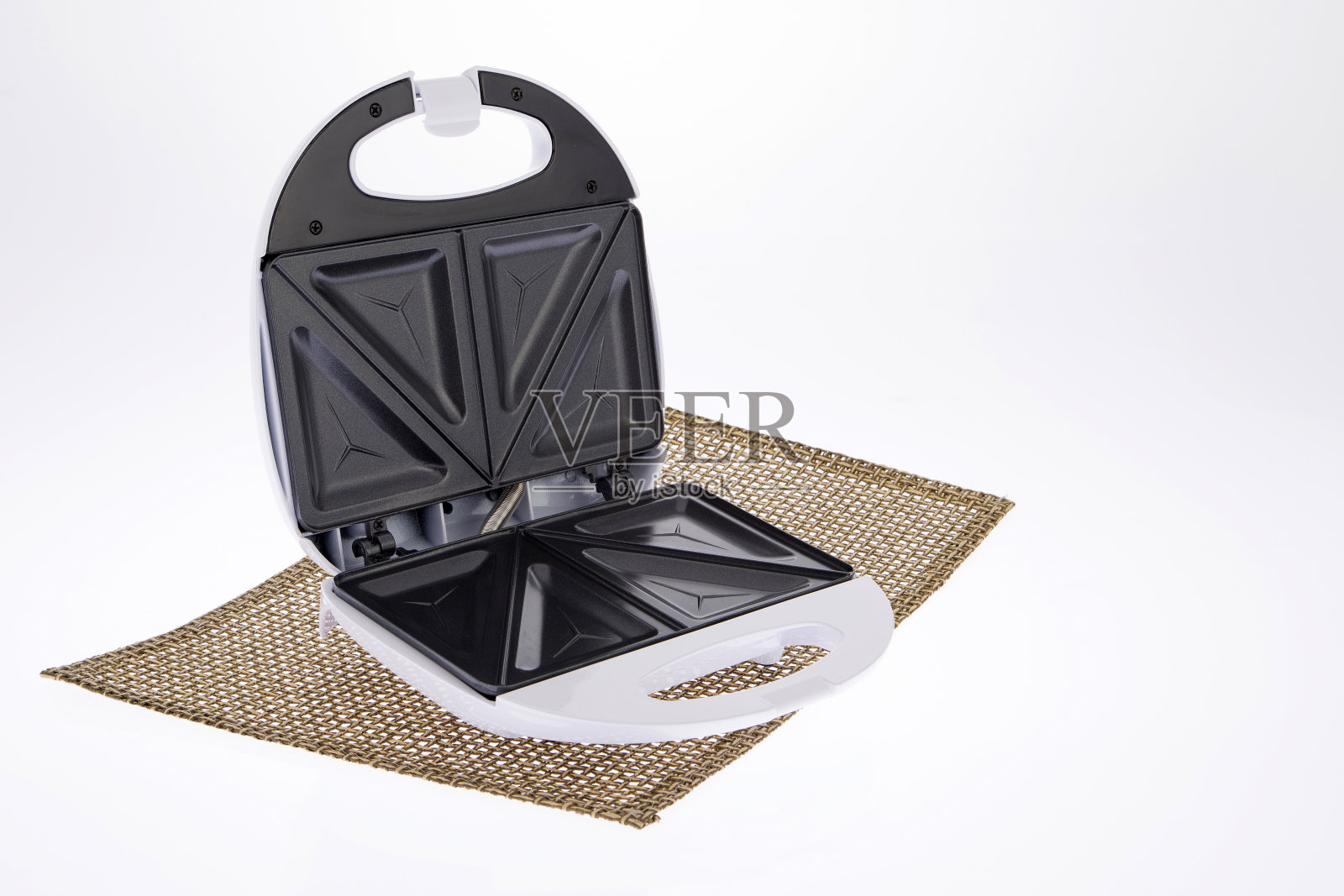 开放式三明治烤面包机与配料在厨房设置-白色背景照片摄影图片