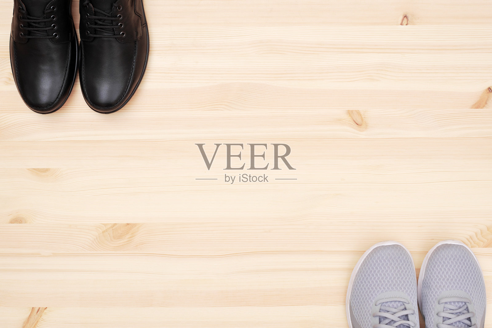 顶视图的黑色皮鞋和运动鞋在木制的背景照片摄影图片