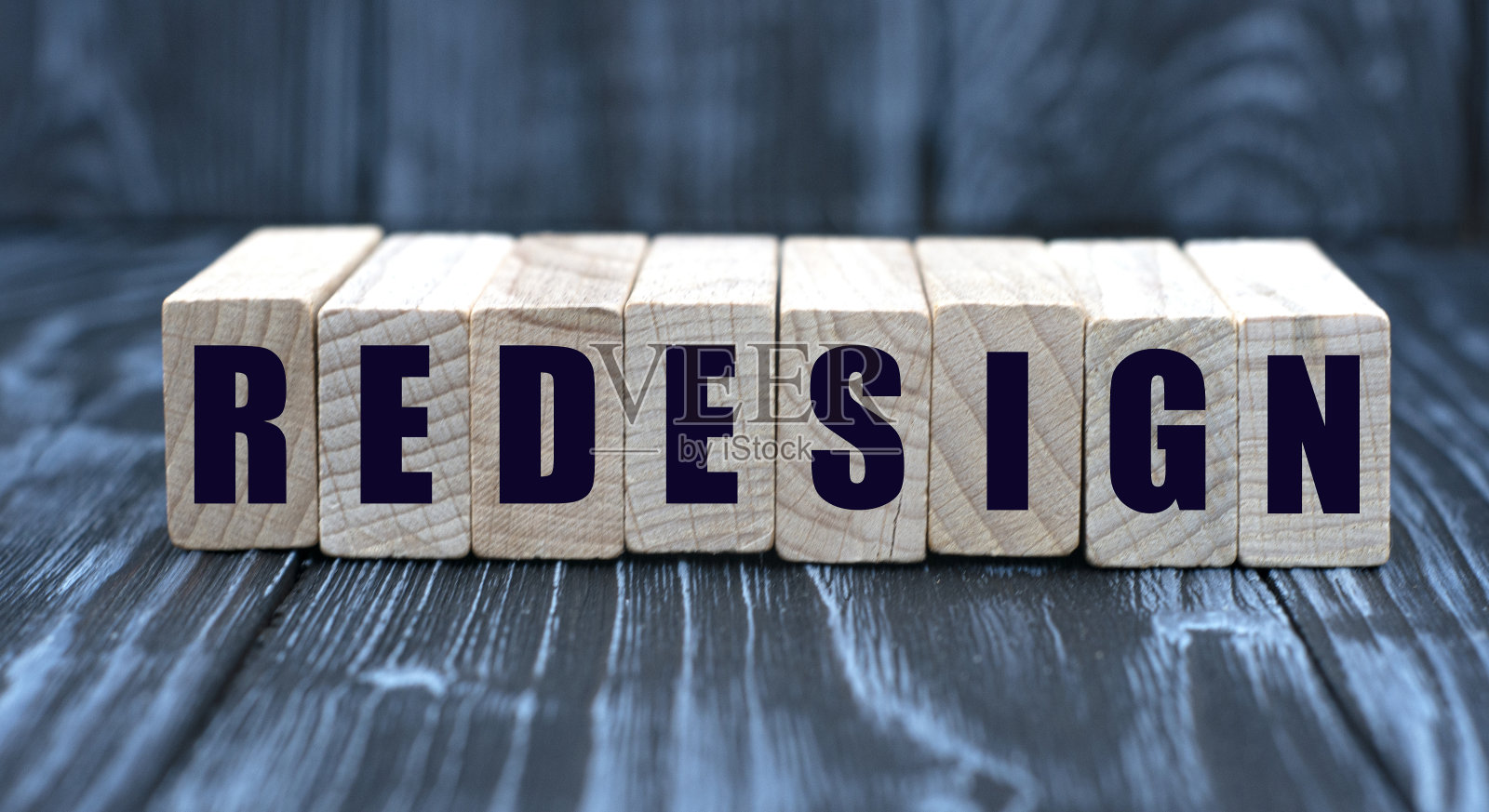 概念词重新设计在酒吧上的深色银色木制背景照片摄影图片