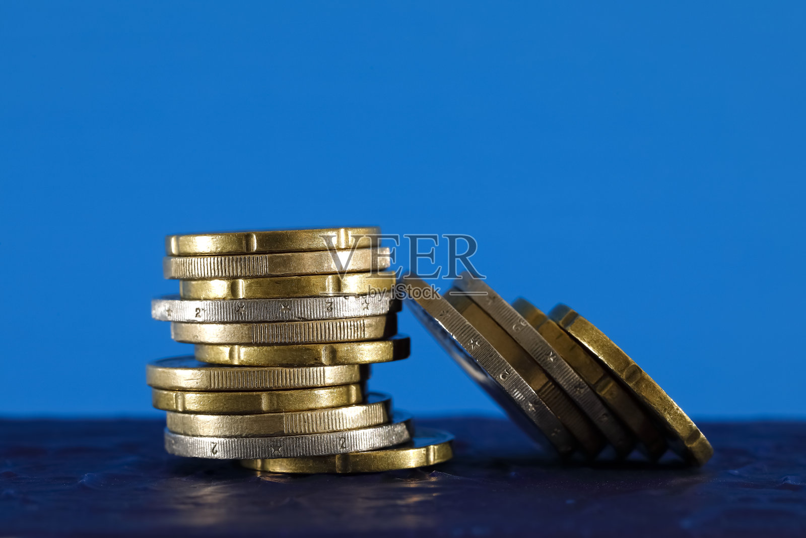 蓝色背景的欧元硬币照片摄影图片