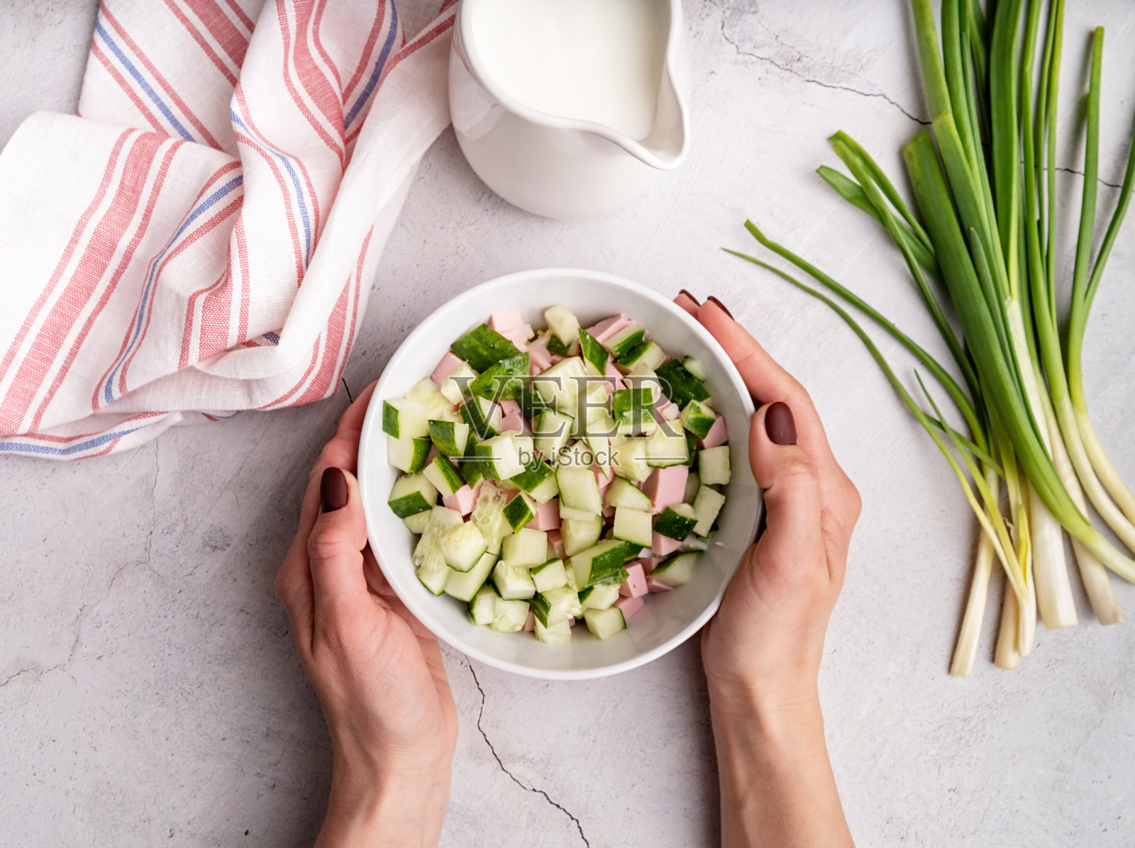 一步一步地准备冷香肠汤，第五步——把切好的香肠加到碗上照片摄影图片