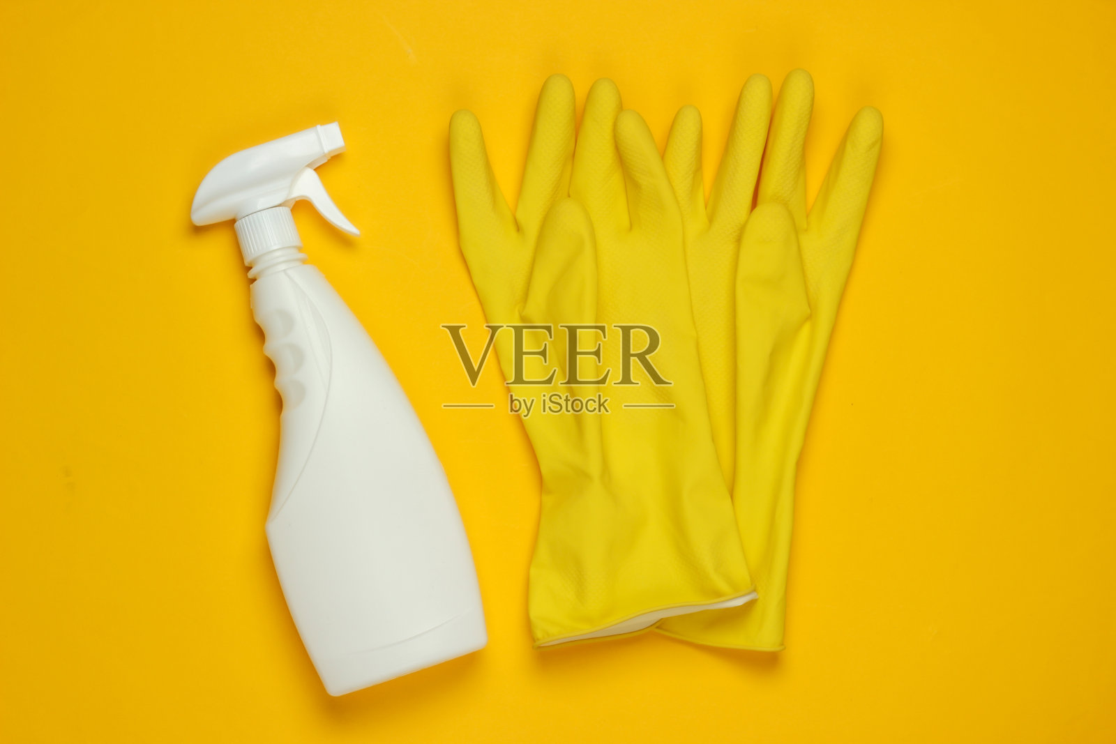 白色清洁喷雾，黄色底面手套。前视图。极简主义照片摄影图片