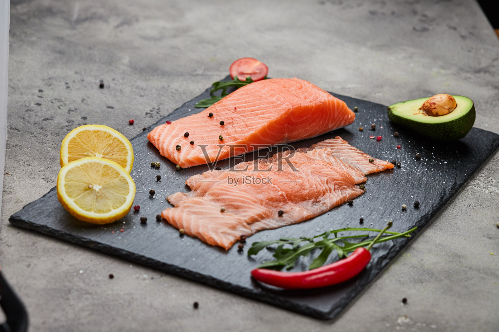 新鲜三文鱼片配芝麻菜，鳄梨和柠檬板。大西洋野生鱼照片摄影图片