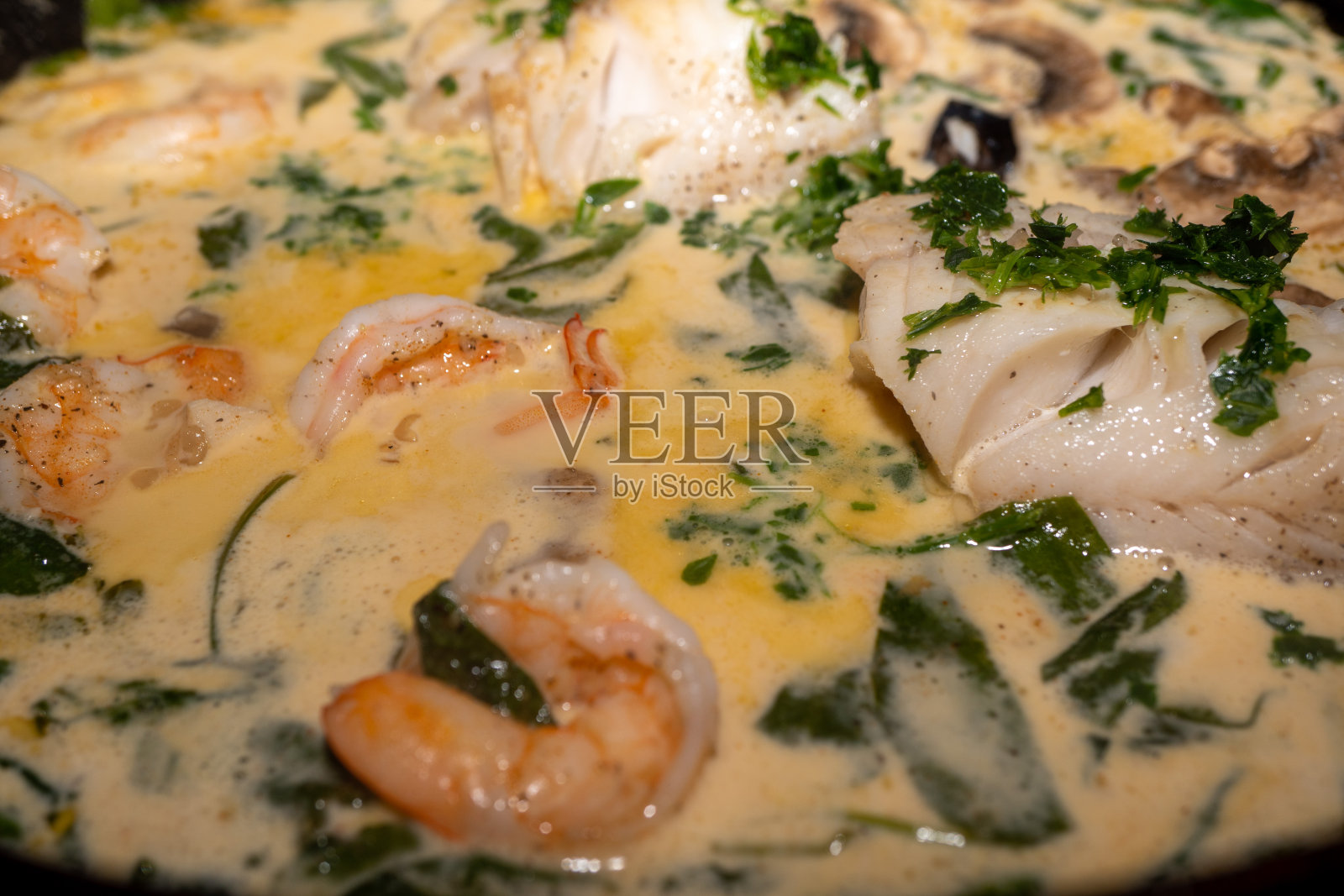 油煎黑鳕鱼和鲜虾照片摄影图片