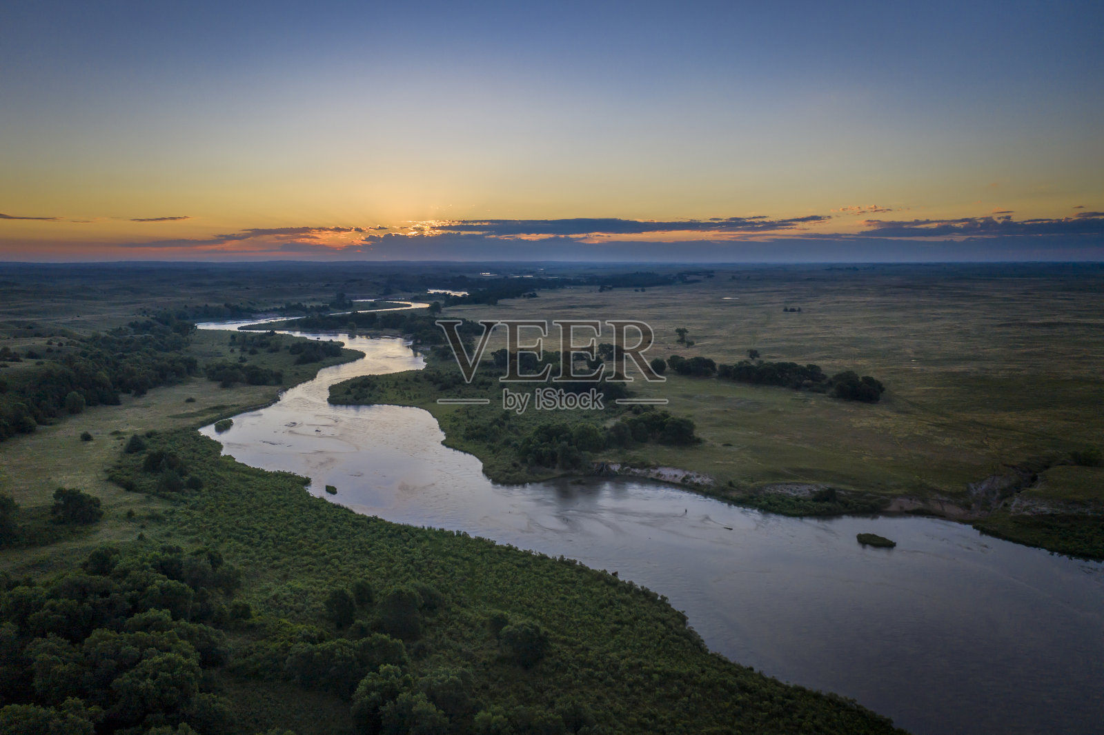 内布拉斯加州沙丘地带的迪默尔河拂晓照片摄影图片